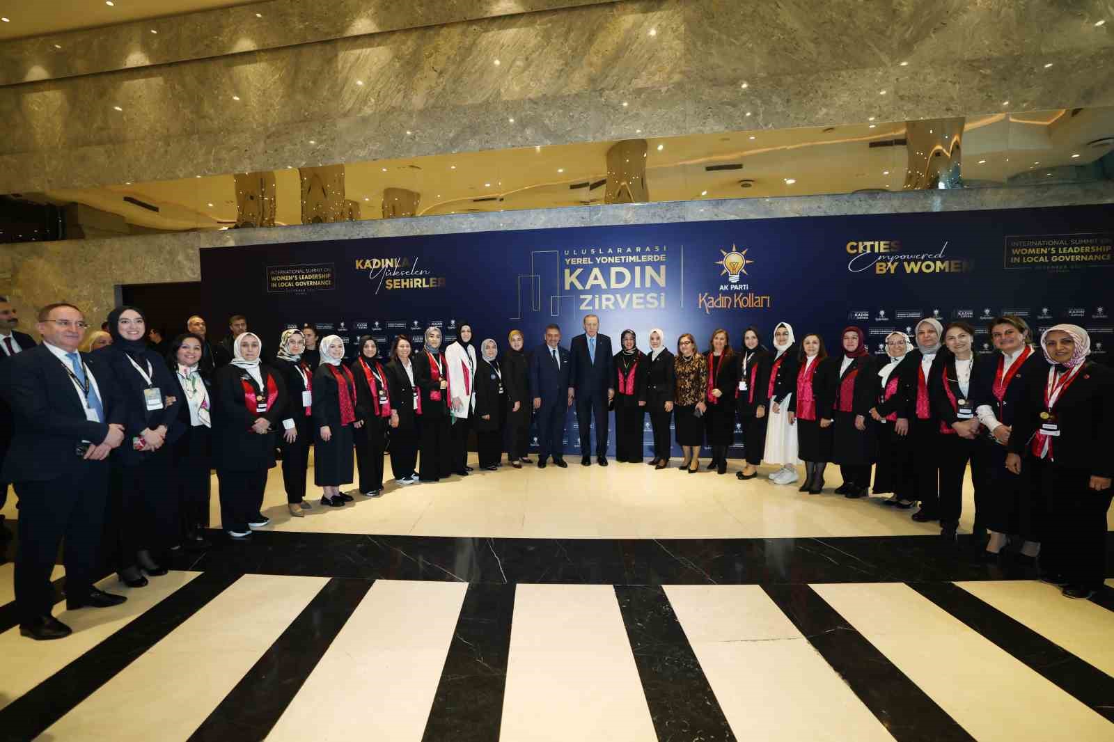 cumhurbaskani erdogan hicbir ayrim yapmadan sehrine hizmet edenin yaninda sehrini yagmalayanin karsisinda olacagiz 27 8yKRMHTq