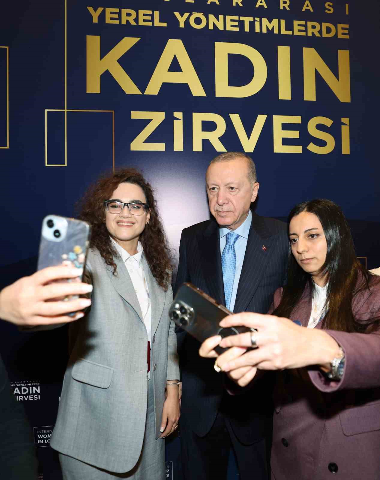 cumhurbaskani erdogan hicbir ayrim yapmadan sehrine hizmet edenin yaninda sehrini yagmalayanin karsisinda olacagiz 32 8HYDweVc
