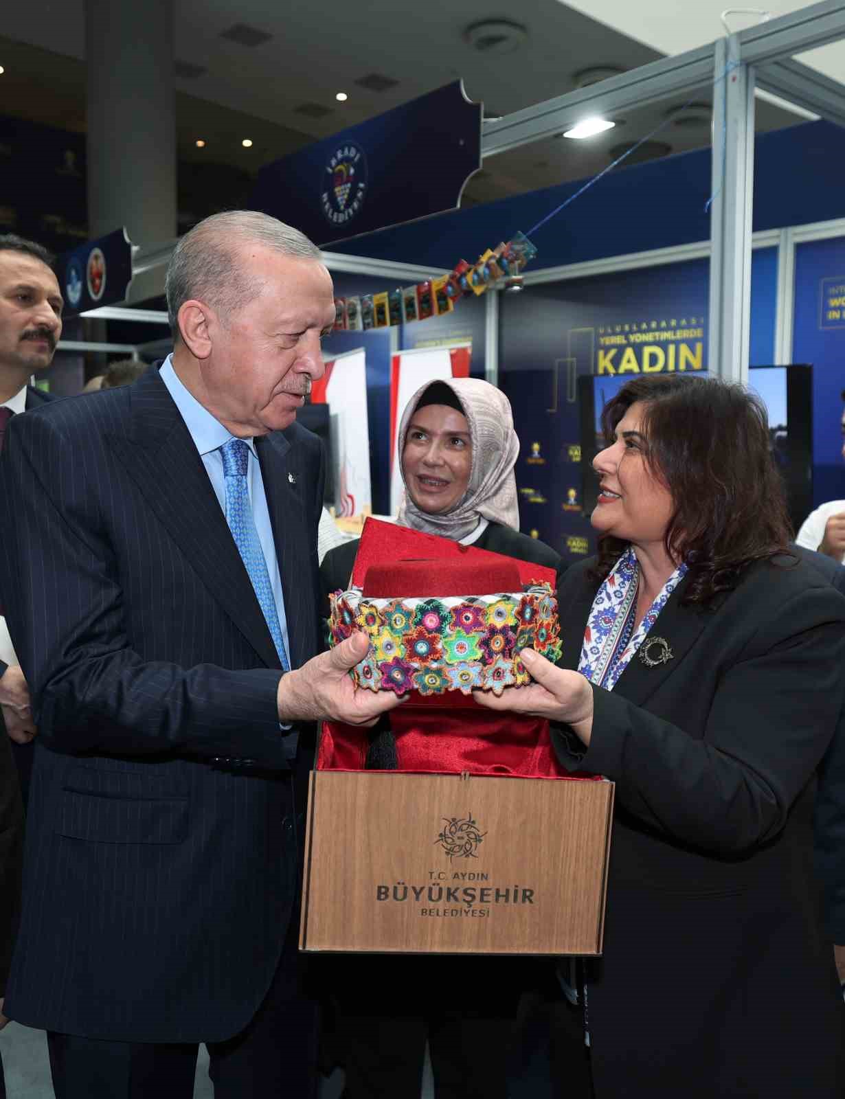 cumhurbaskani erdogan hicbir ayrim yapmadan sehrine hizmet edenin yaninda sehrini yagmalayanin karsisinda olacagiz 33 QpLYLCja