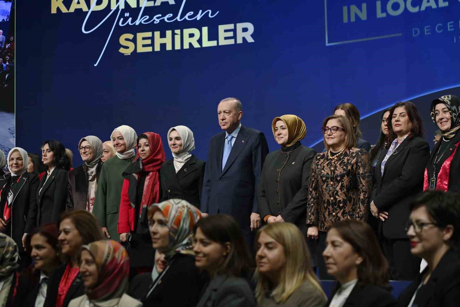 cumhurbaskani erdogan hicbir ayrim yapmadan sehrine hizmet edenin yaninda sehrini yagmalayanin karsisinda olacagiz 6
