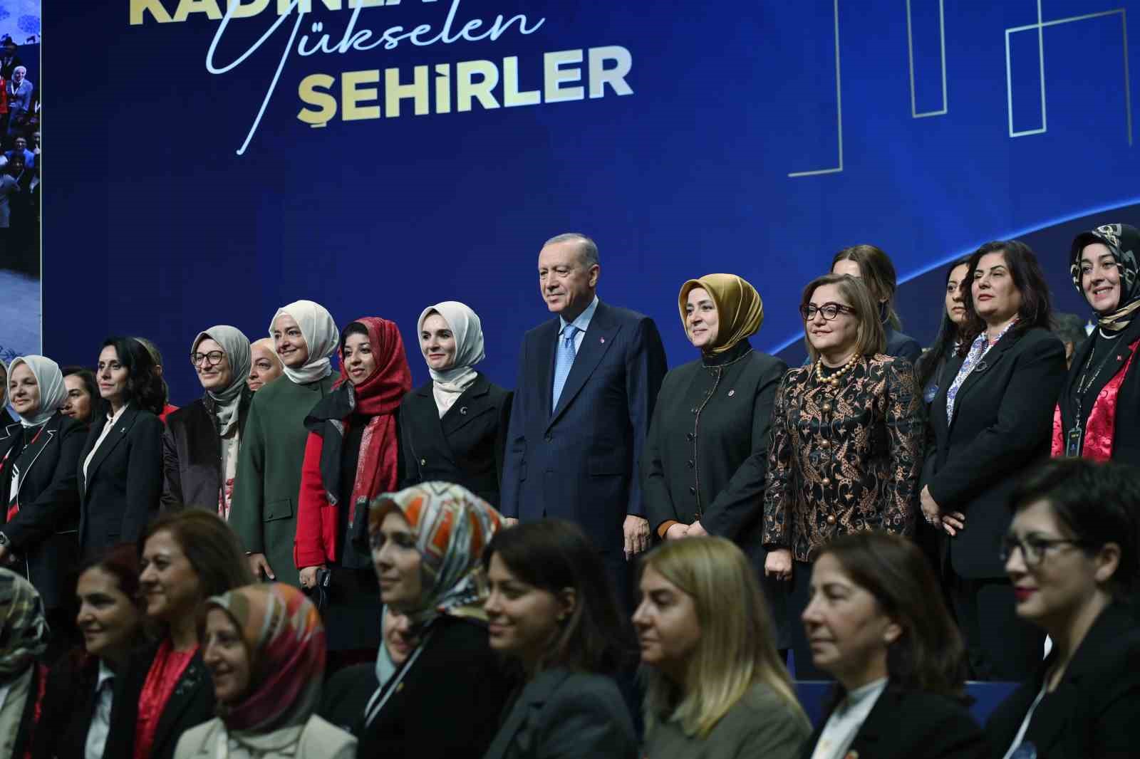 cumhurbaskani erdogan hicbir ayrim yapmadan sehrine hizmet edenin yaninda sehrini yagmalayanin karsisinda olacagiz 7 UfMzztDl