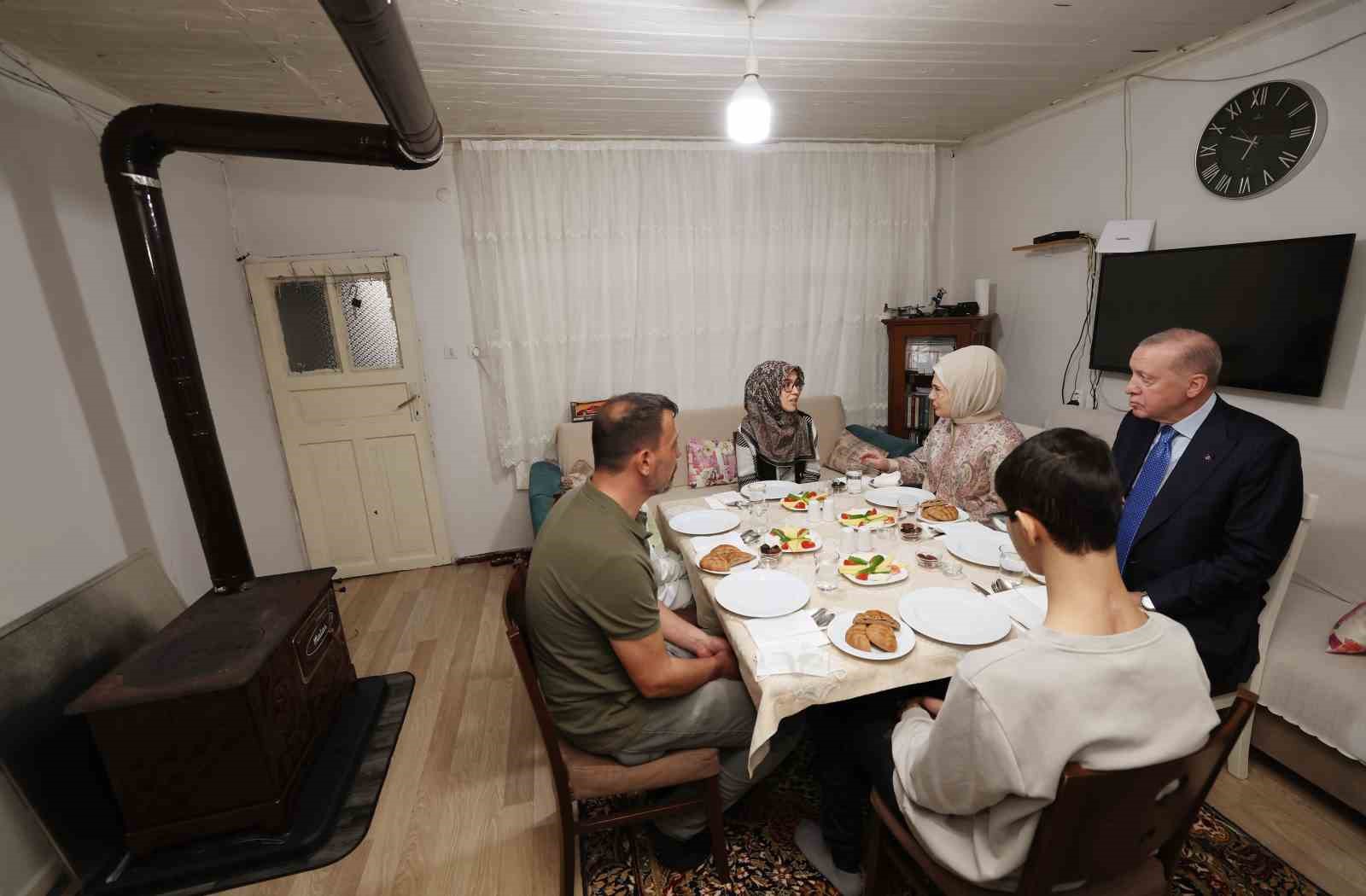 cumhurbaskani erdogan iftarda kayacik ailesinin misafiri oldu 2