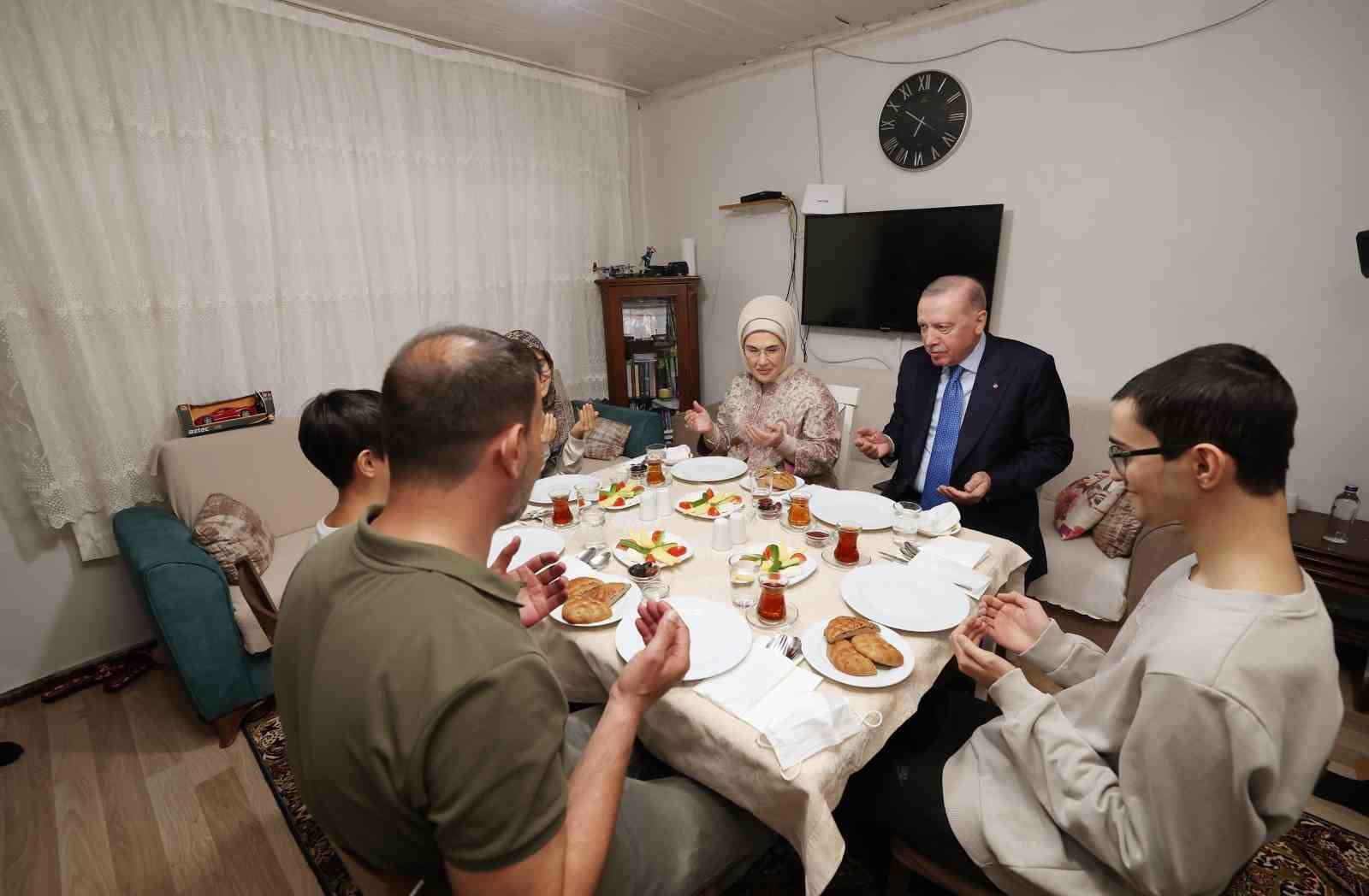 cumhurbaskani erdogan iftarda kayacik ailesinin misafiri oldu 3