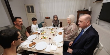 cumhurbaskani-erdogan-iftarda-kayacik-ailesinin-misafiri-oldu-MAd4jPeB.jpg