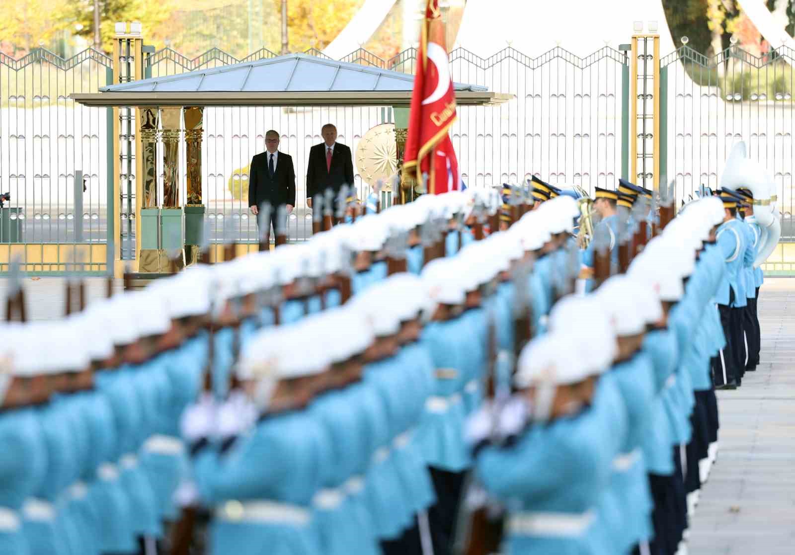 cumhurbaskani erdogan ingiltere basbakani starmeri resmi torenle karsiladi 23 dNFftZtp