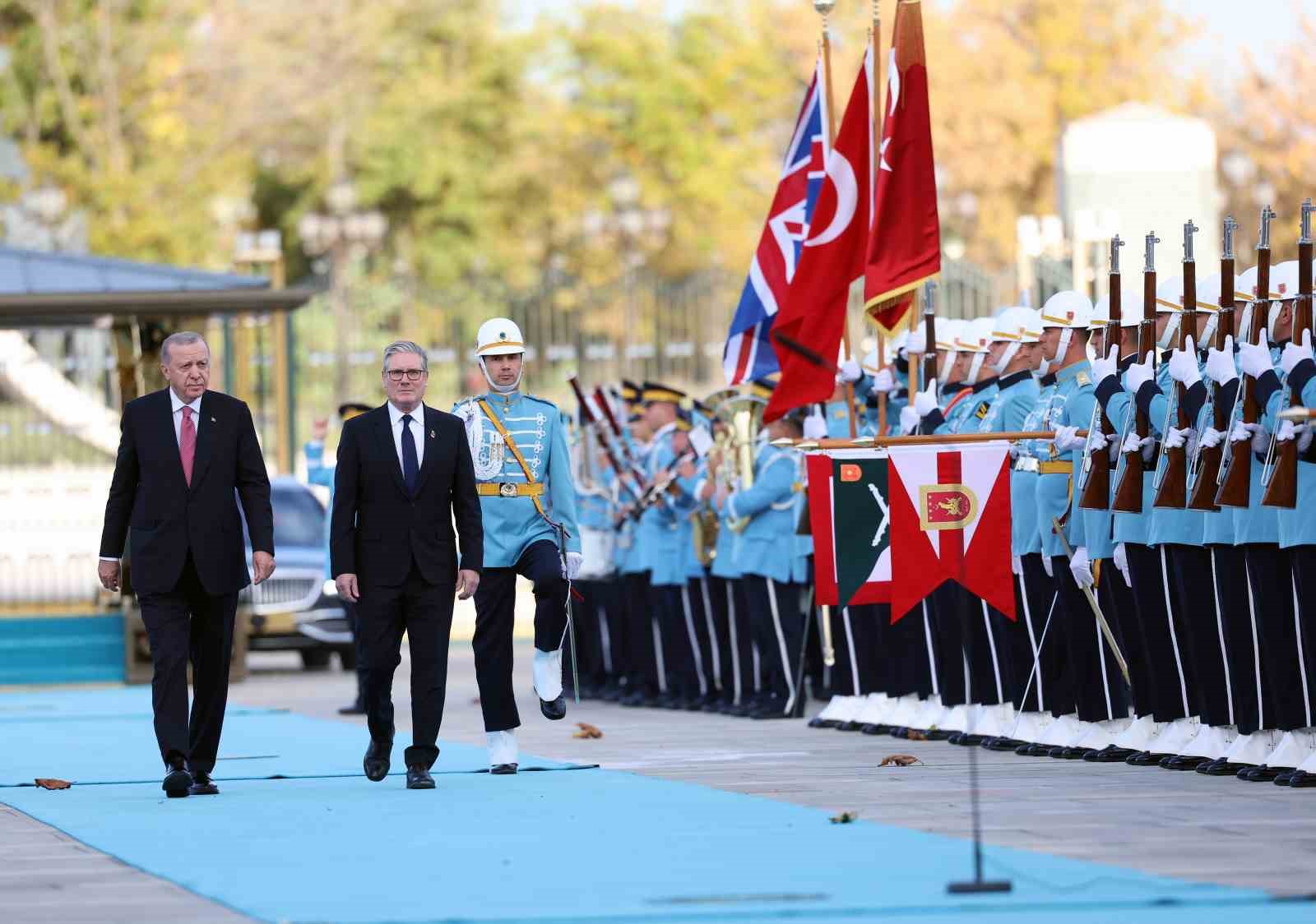 cumhurbaskani erdogan ingiltere basbakani starmeri resmi torenle karsiladi 25 BGARdNzv