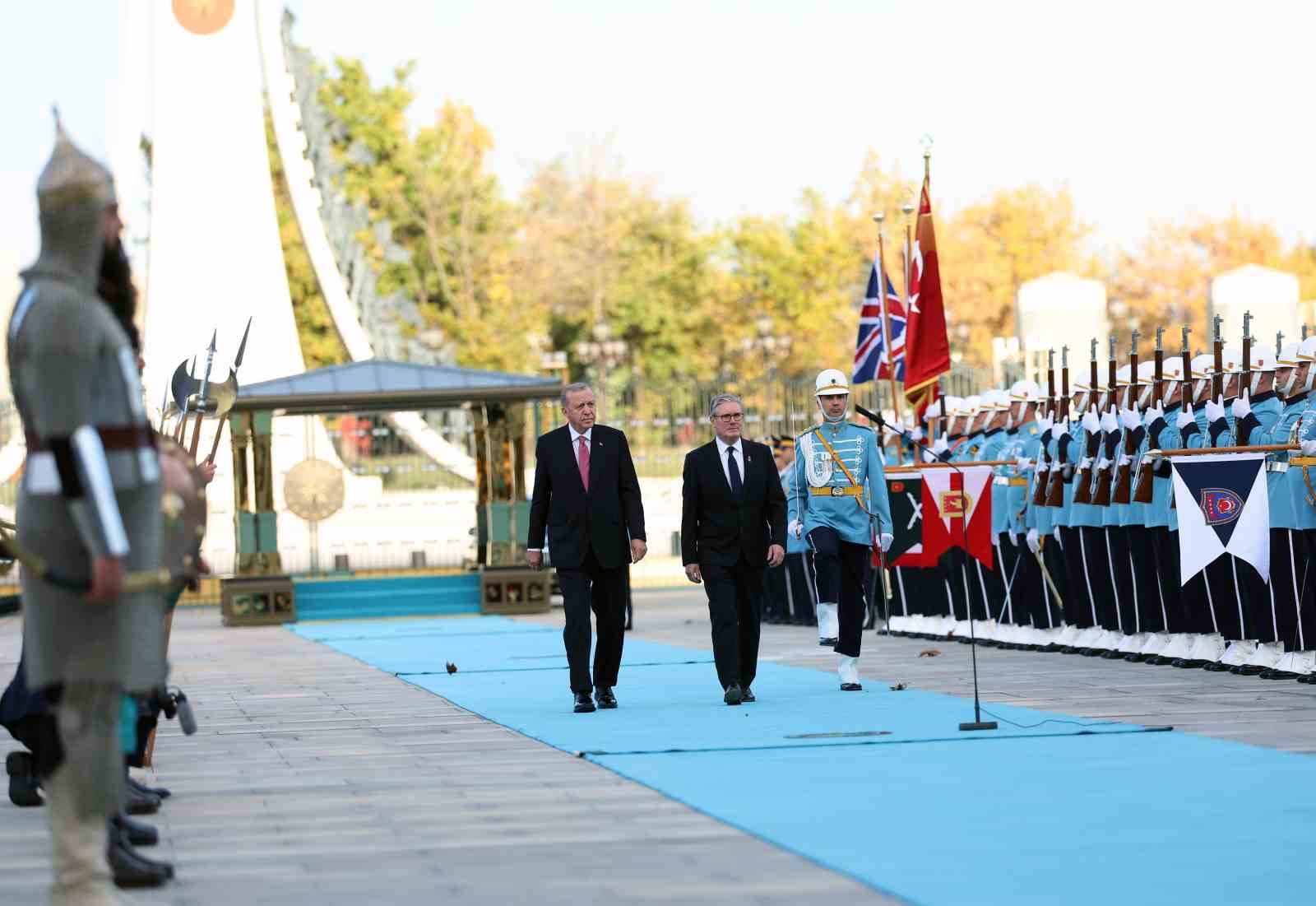 cumhurbaskani erdogan ingiltere basbakani starmeri resmi torenle karsiladi 26 vwYlFwaQ