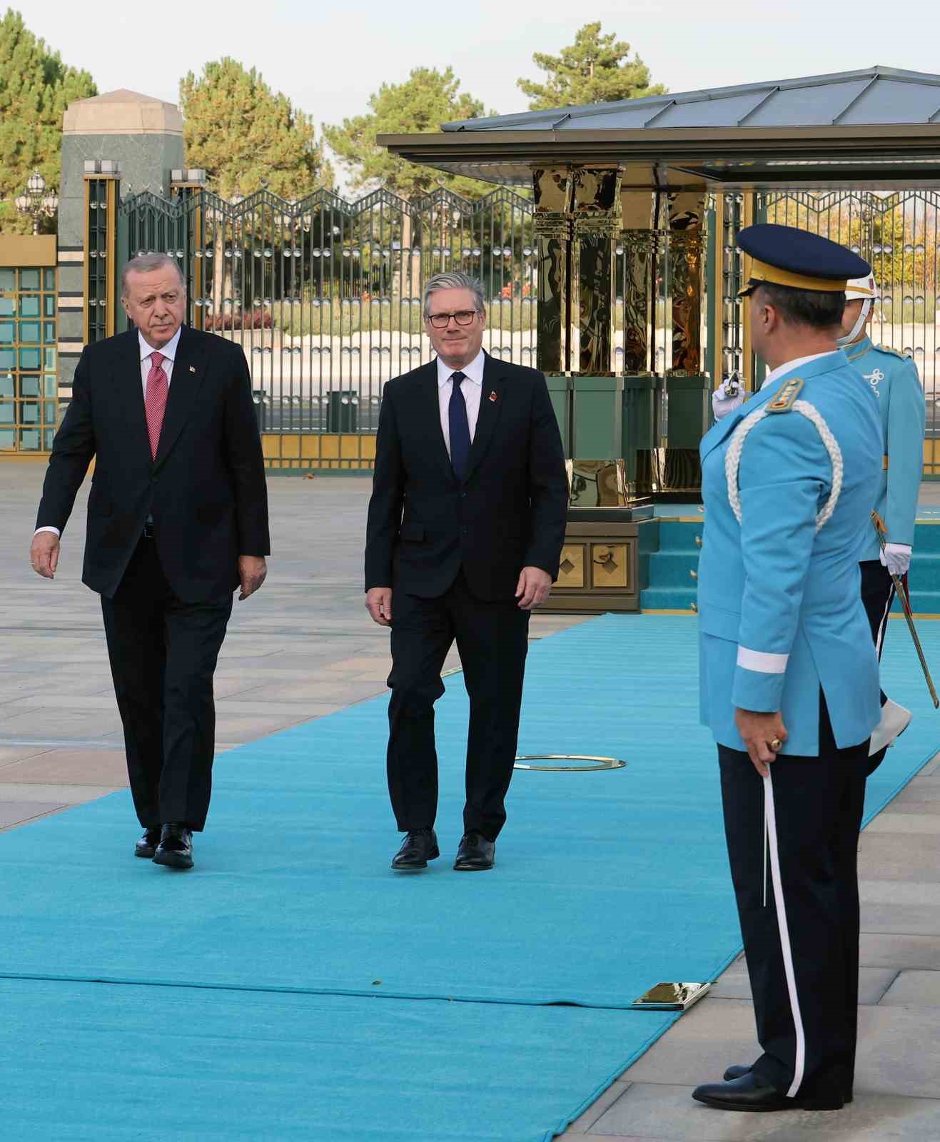cumhurbaskani erdogan ingiltere basbakani starmeri resmi torenle karsiladi 40 vaT9yHkV