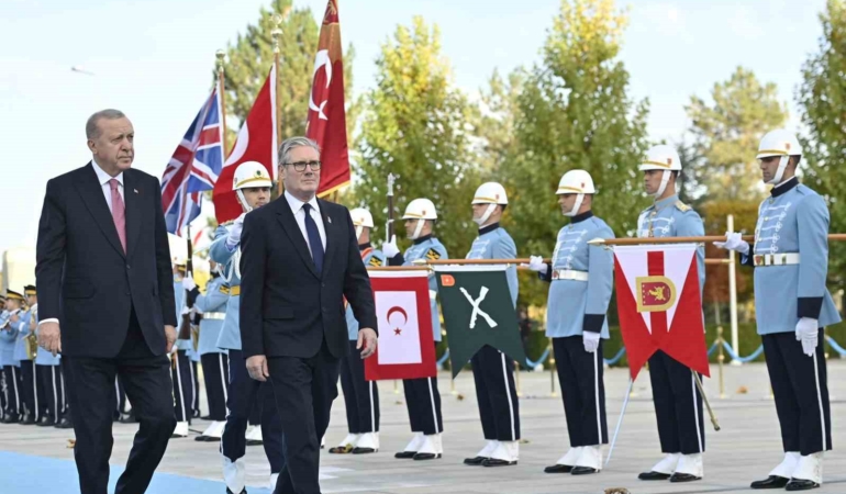 cumhurbaskani-erdogan-ingiltere-basbakani-starmeri-resmi-torenle-karsiladi-WDZgdW2V.jpg
