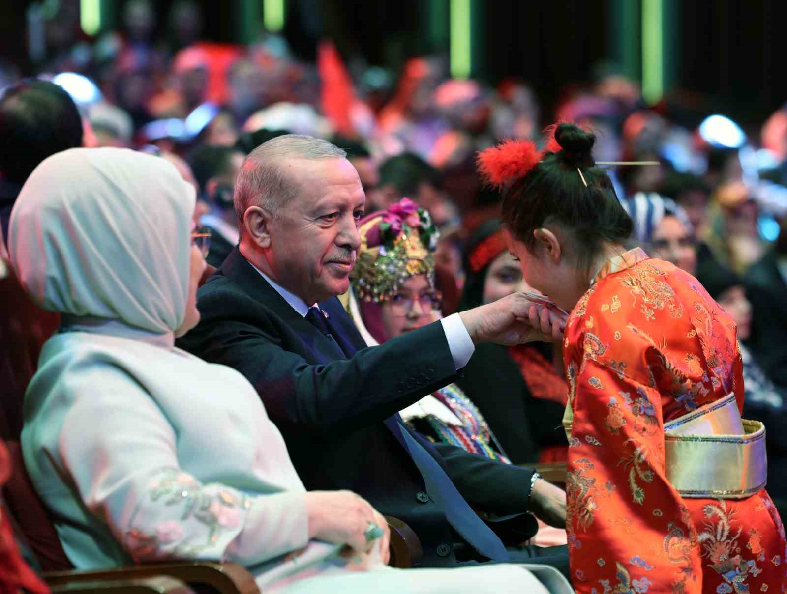 Cumhurbaşkanı Erdoğan: "İnsanlık zincirinin ebediyet halkası olan siz çocuklarımız geleceğimizi şekillendireceksiniz" 25 cumhurbaskani erdogan insanlik zincirinin ebediyet halkasi olan siz cocuklarimiz gelecegimizi sekillendireceksiniz 21