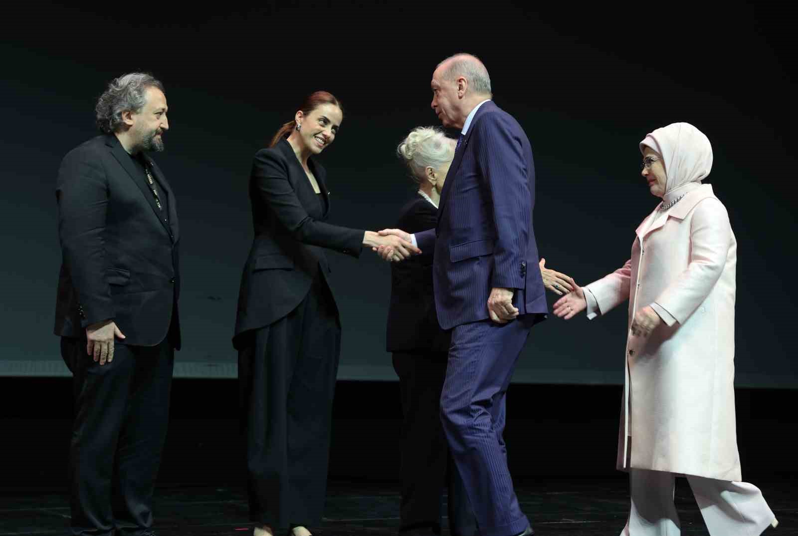 Cumhurbaşkanı Erdoğan İstanbul’da film galasına katıldı 6 cumhurbaskani erdogan istanbulda film galasina katildi 2 dTO2eWPR