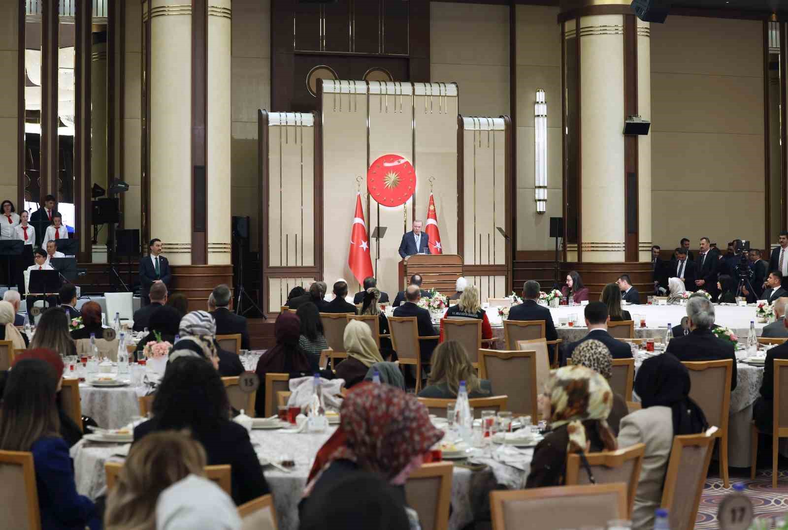 Cumhurbaşkanı Erdoğan: "Kıymetli öğretmenlerimize karşı şiddete toleransımız yoktur" 14 cumhurbaskani erdogan kiymetli ogretmenlerimize karsi siddete toleransimiz yoktur 10 8dYqqbNR