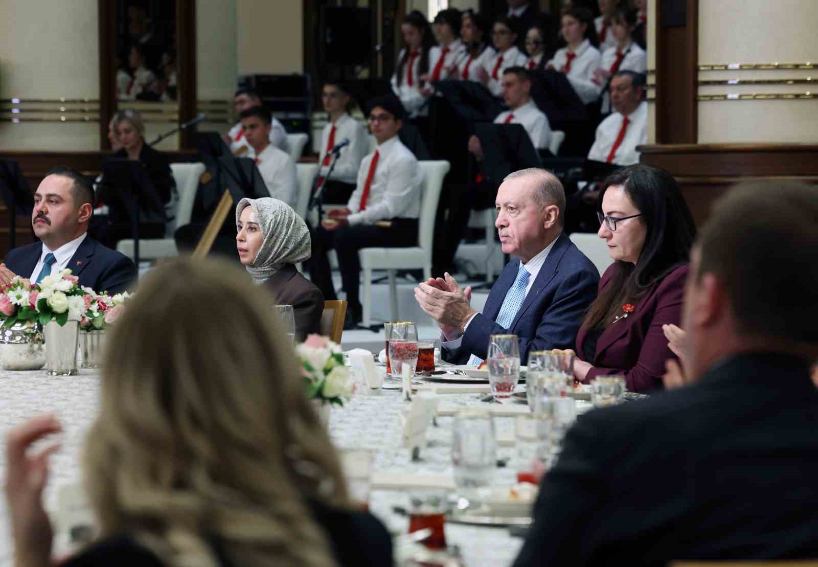 Cumhurbaşkanı Erdoğan: "Kıymetli öğretmenlerimize karşı şiddete toleransımız yoktur" 9 cumhurbaskani erdogan kiymetli ogretmenlerimize karsi siddete toleransimiz yoktur 5 GEU7wAEN