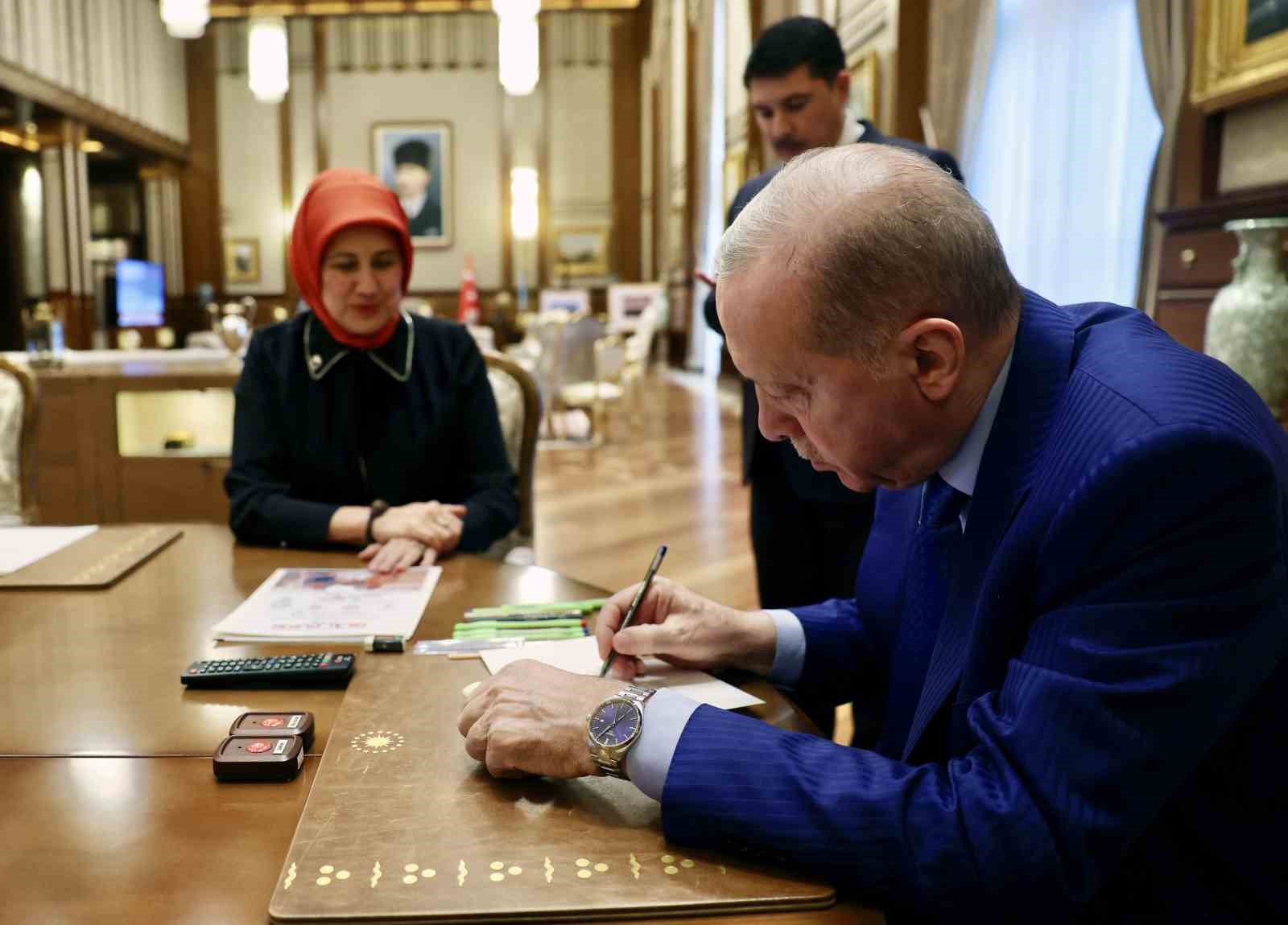 Cumhurbaşkanı Erdoğan, kurban vekaletini Türk Kızılay’a verdi 4 cumhurbaskani erdogan kurban vekaletini turk kizilaya verdi 0 niJU9f4s