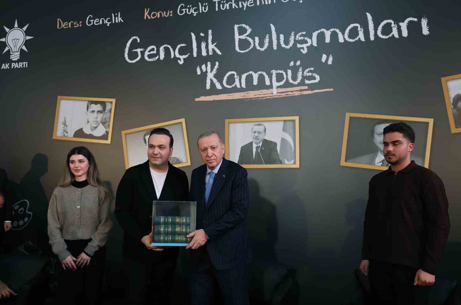 cumhurbaskani erdogan magaralar bosaldi silahlar yakildi yakiliyor 2