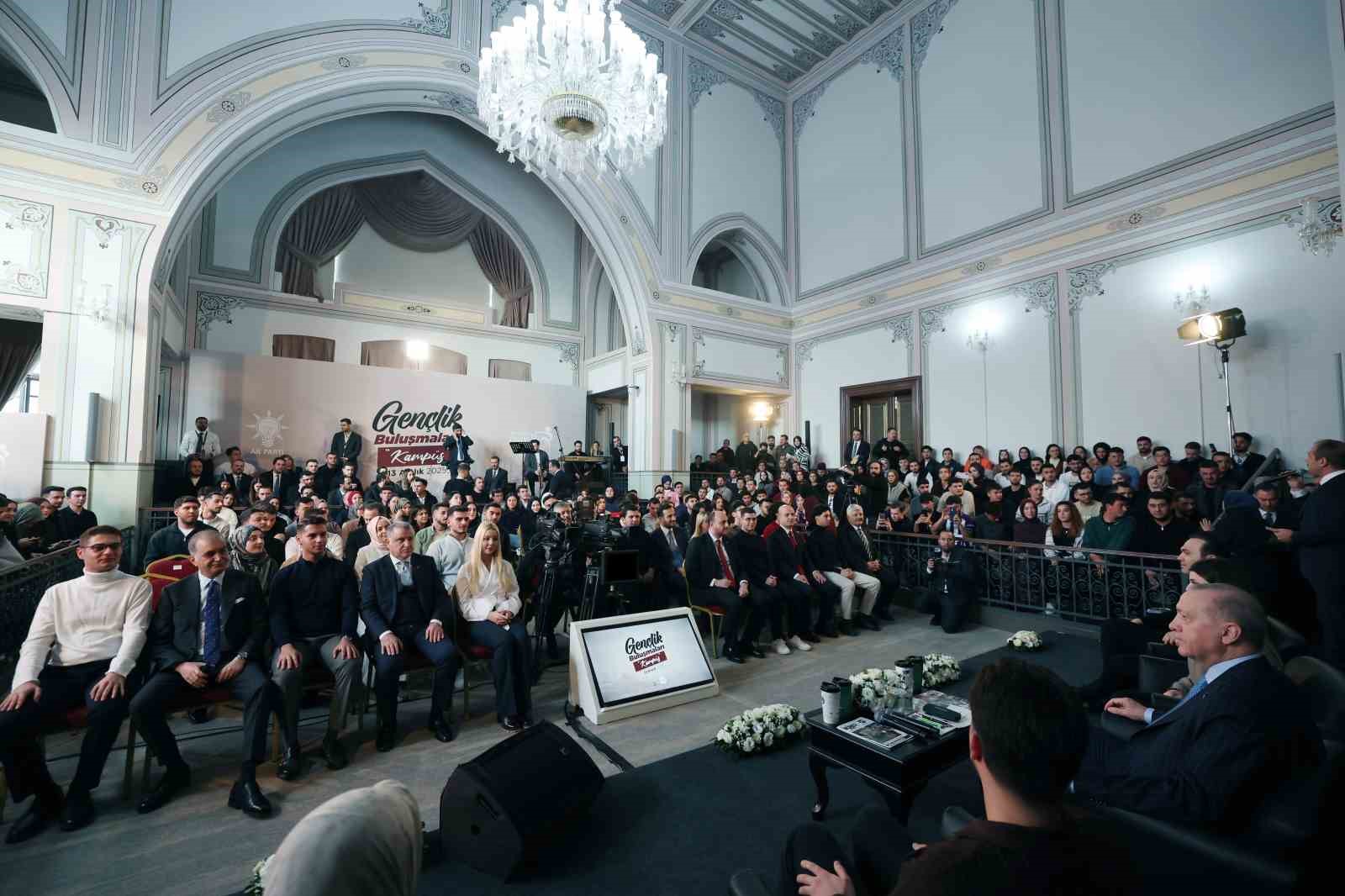 cumhurbaskani erdogan magaralar bosaldi silahlar yakildi yakiliyor 22 AWRTkP6G