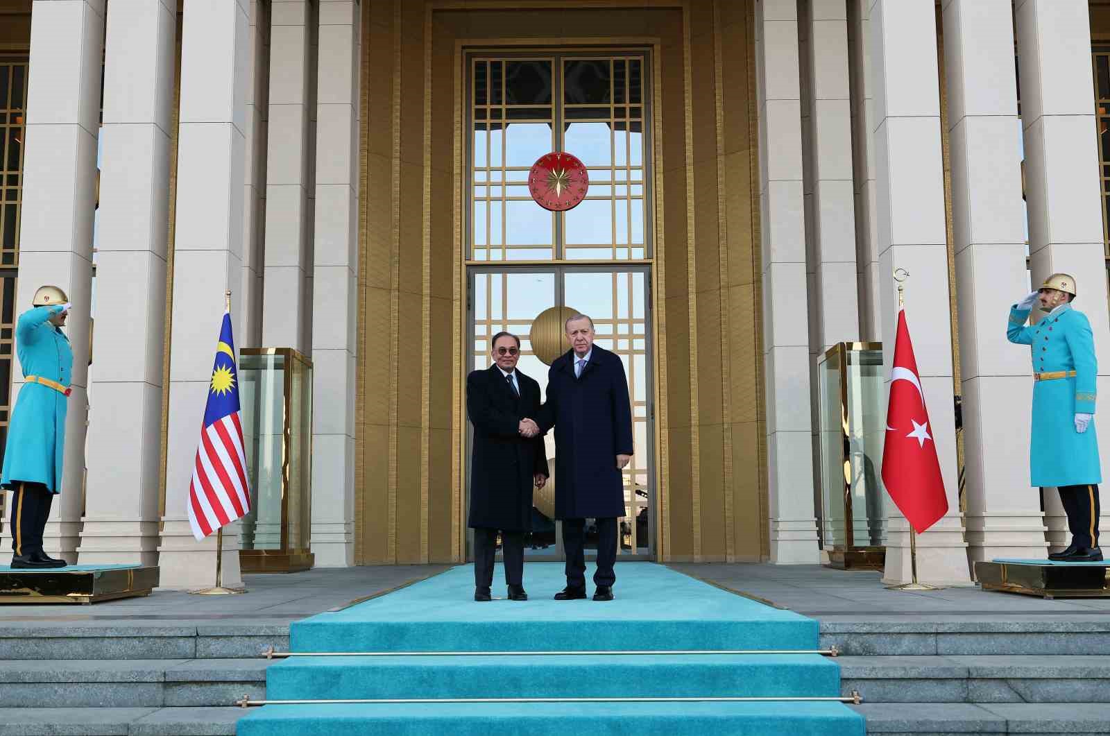 cumhurbaskani erdogan malezya basbakani enver ibrahimi torenle karsiladi 0 spD9O31c