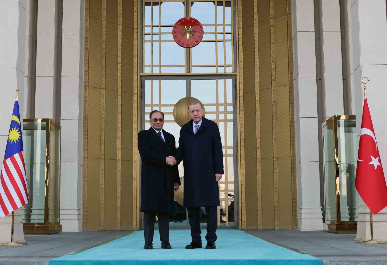 cumhurbaskani erdogan malezya basbakani enver ibrahimi torenle karsiladi 1 EjnFlKf1