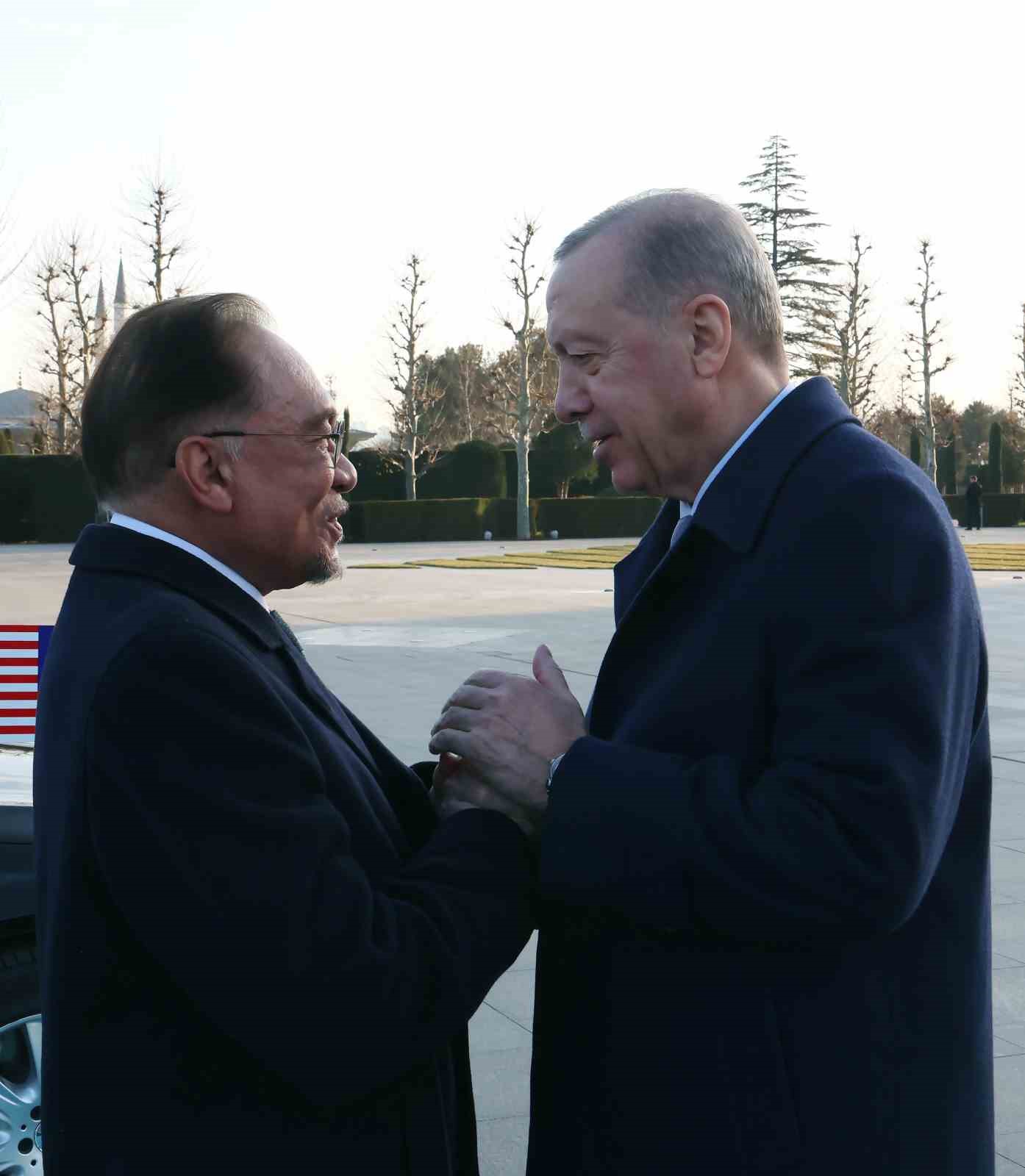 cumhurbaskani erdogan malezya basbakani enver ibrahimi torenle karsiladi 10 41vSNHC5