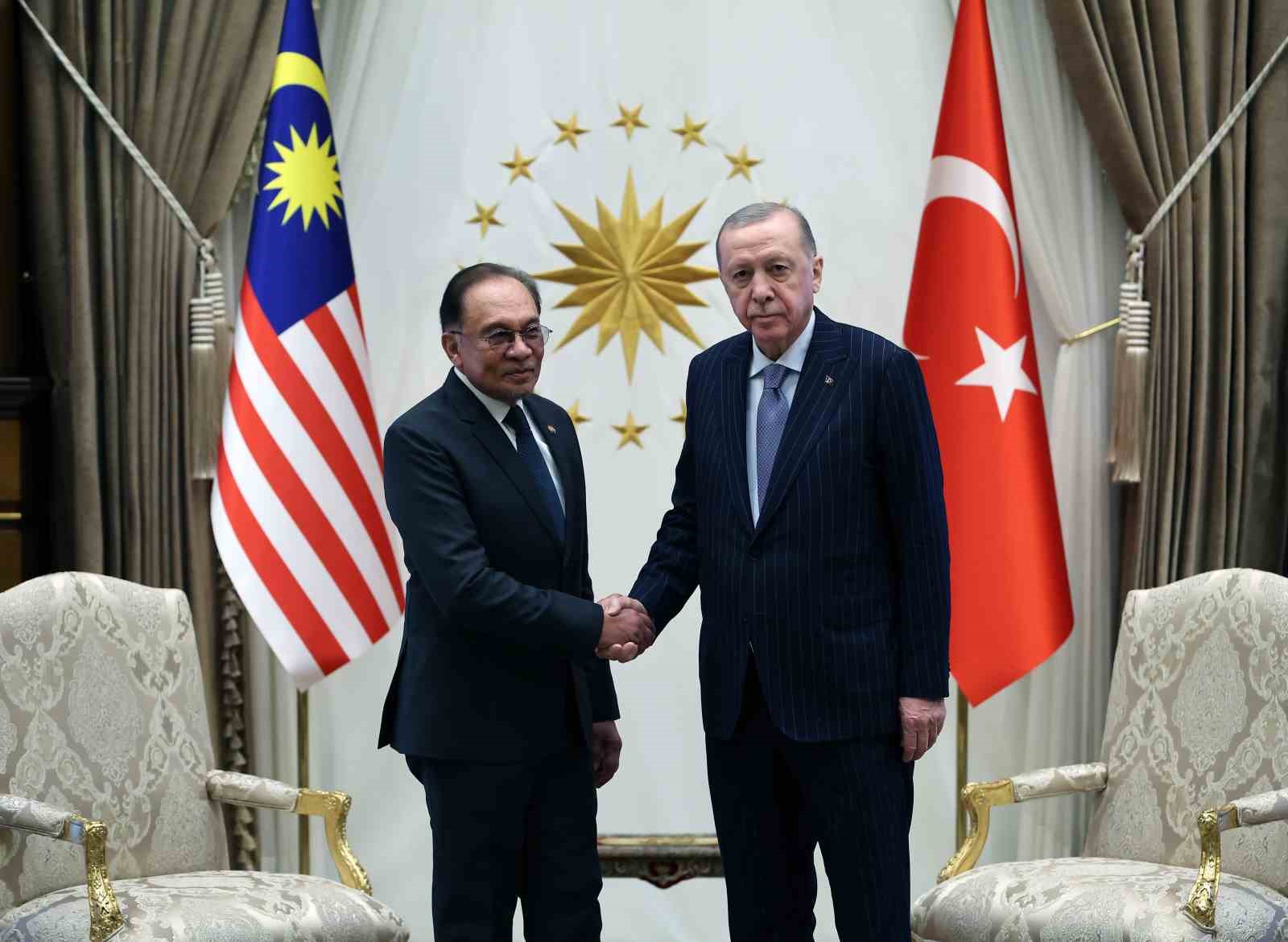 cumhurbaskani erdogan malezya basbakani enver ibrahimi torenle karsiladi 2 5uJbprPD