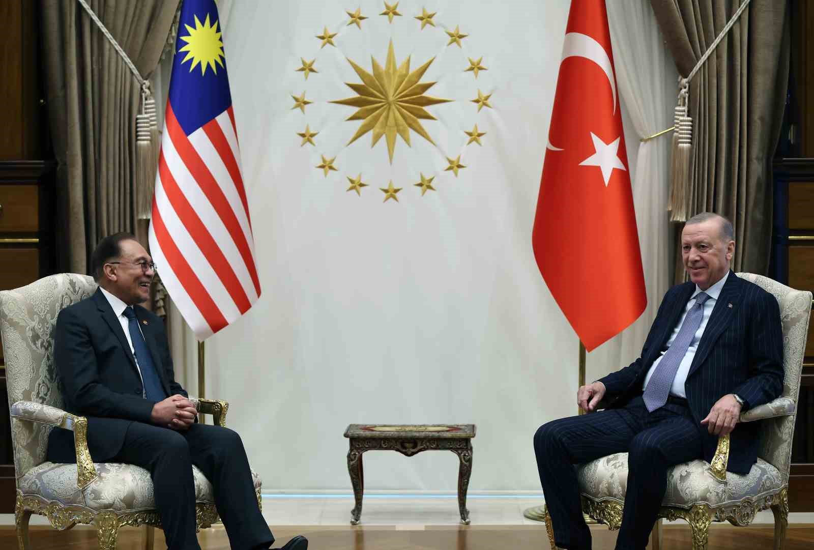 cumhurbaskani erdogan malezya basbakani enver ibrahimi torenle karsiladi 3 ZROOXbJE