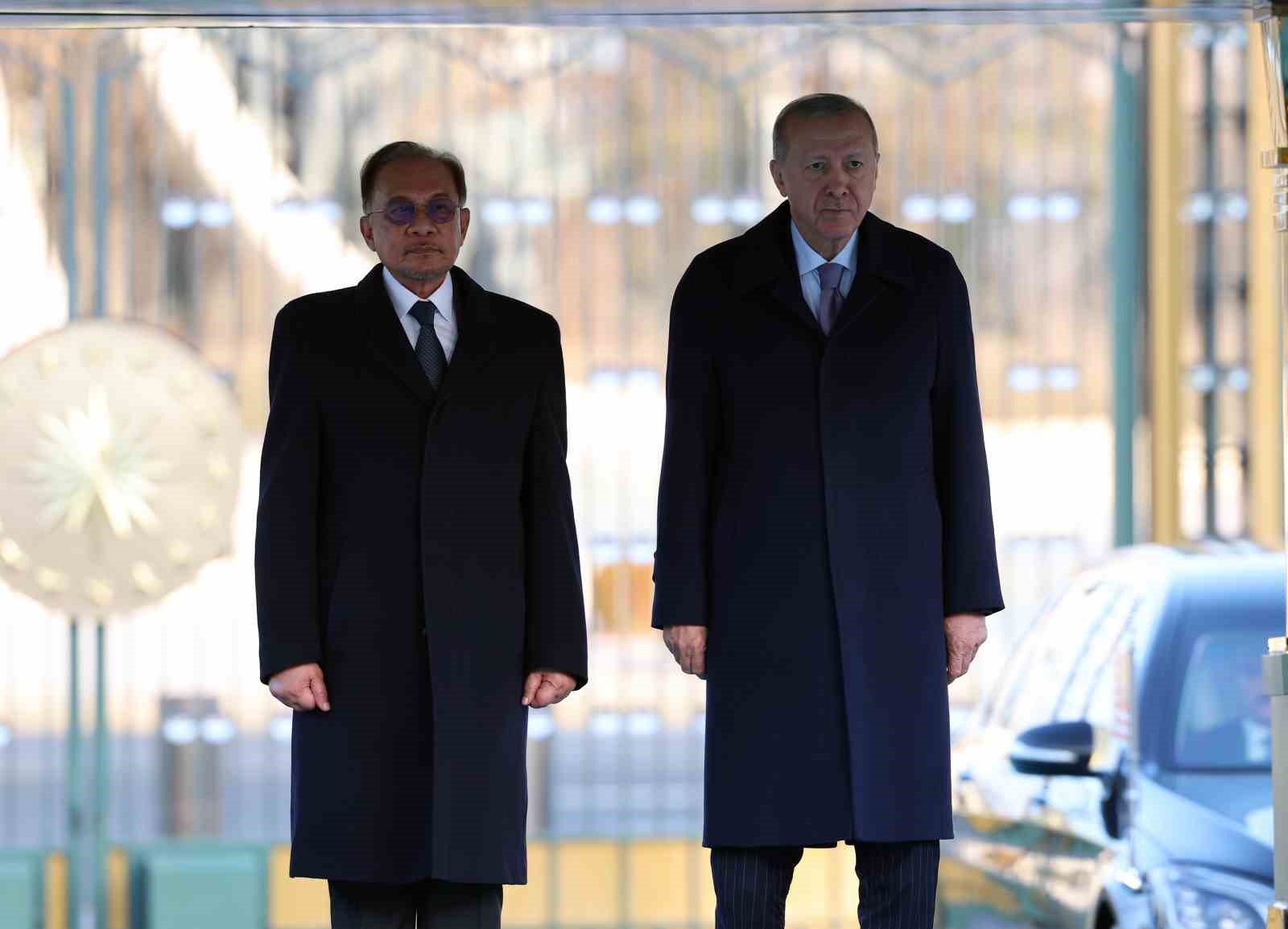 cumhurbaskani erdogan malezya basbakani enver ibrahimi torenle karsiladi 4 74hIz9wy