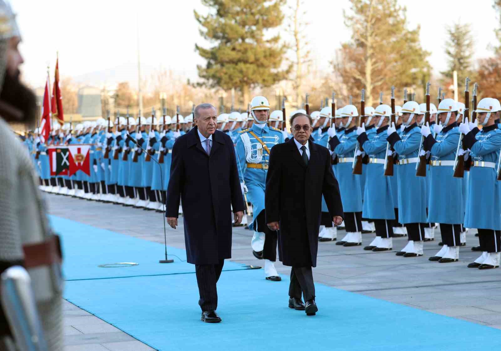 cumhurbaskani erdogan malezya basbakani enver ibrahimi torenle karsiladi 6 wKRDvqjr