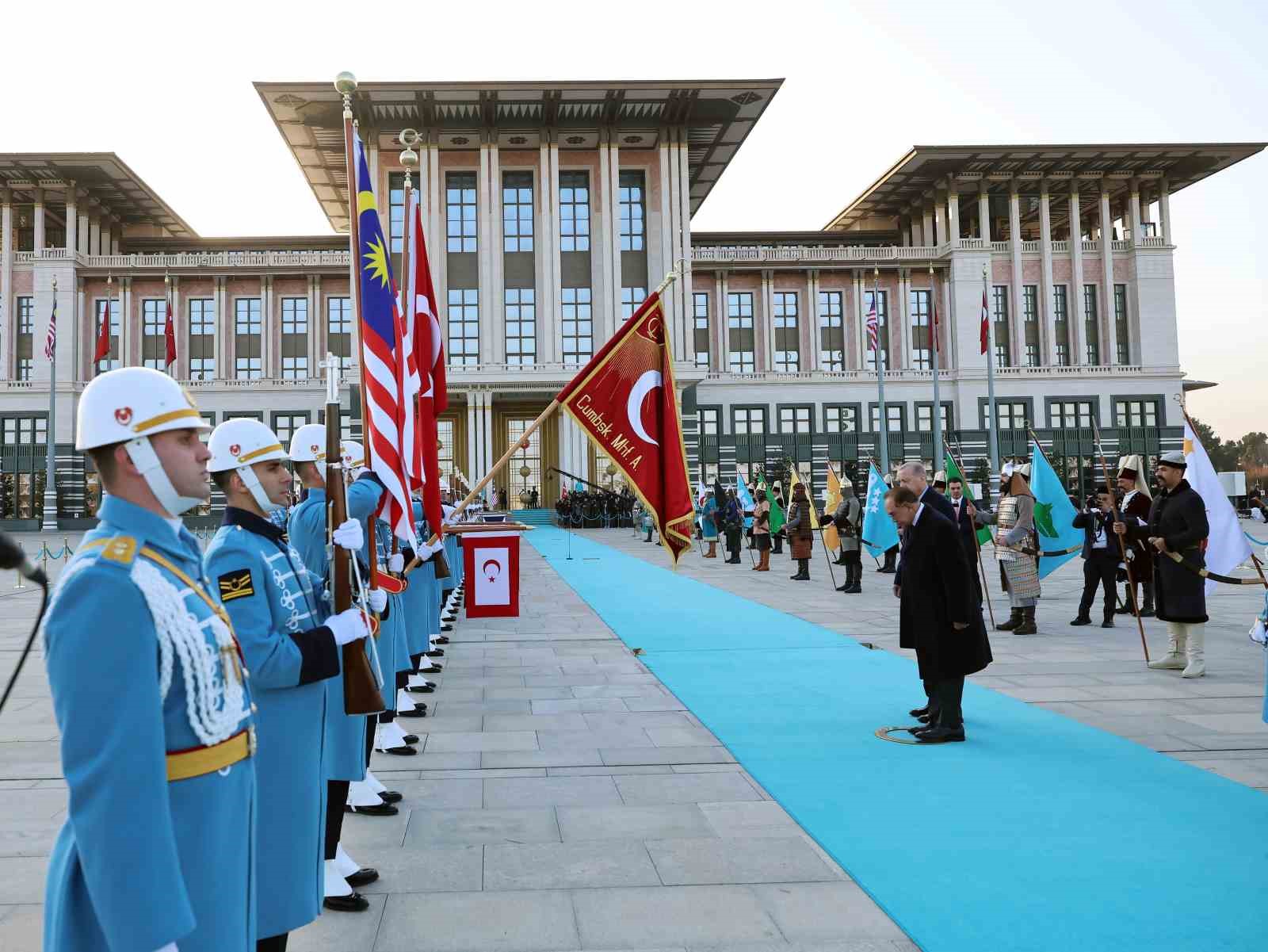 cumhurbaskani erdogan malezya basbakani enver ibrahimi torenle karsiladi 8 UYW3y5kG