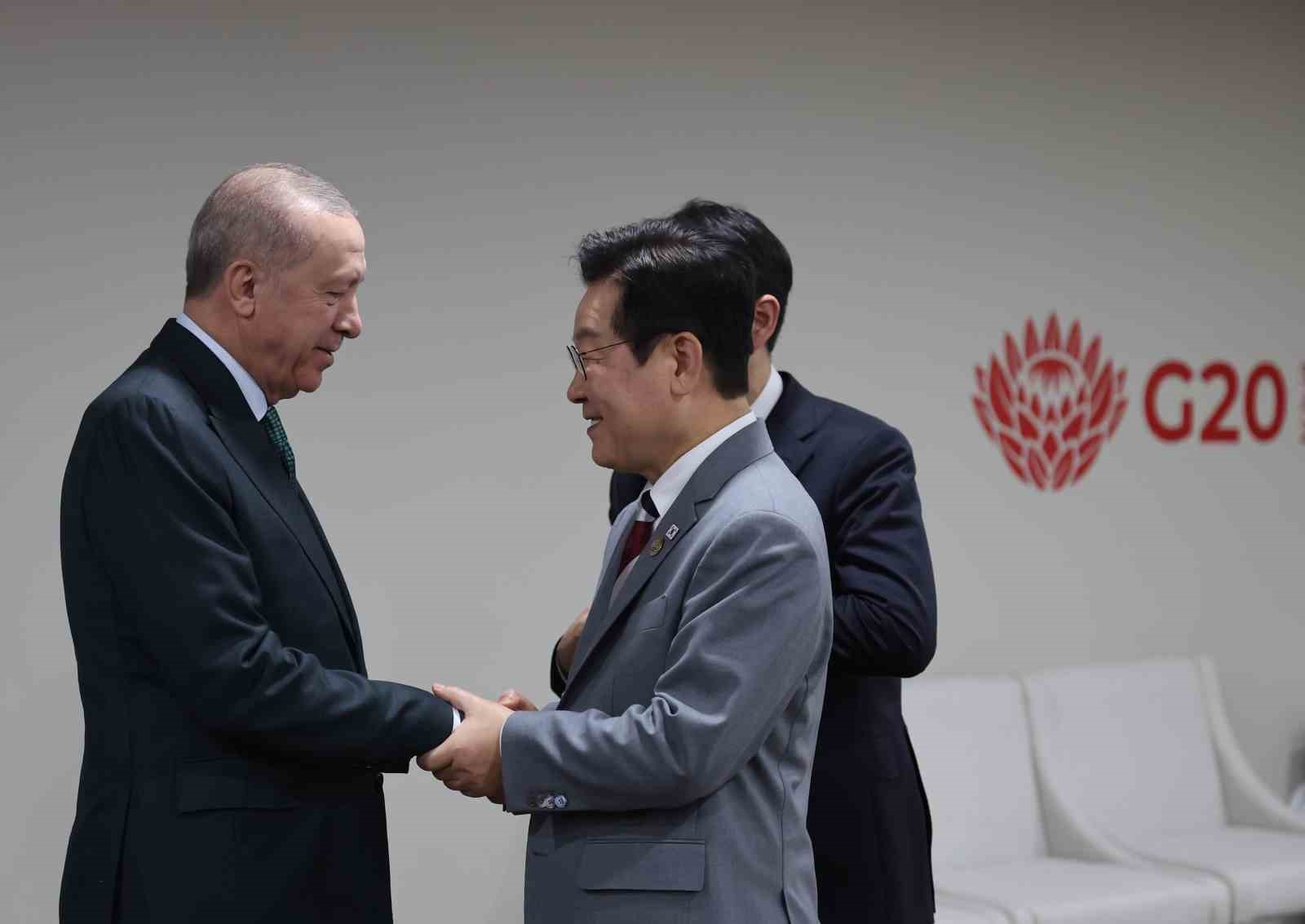 cumhurbaskani erdogan mikta liderleriyle bir araya geldi 3 UfVvJNwG