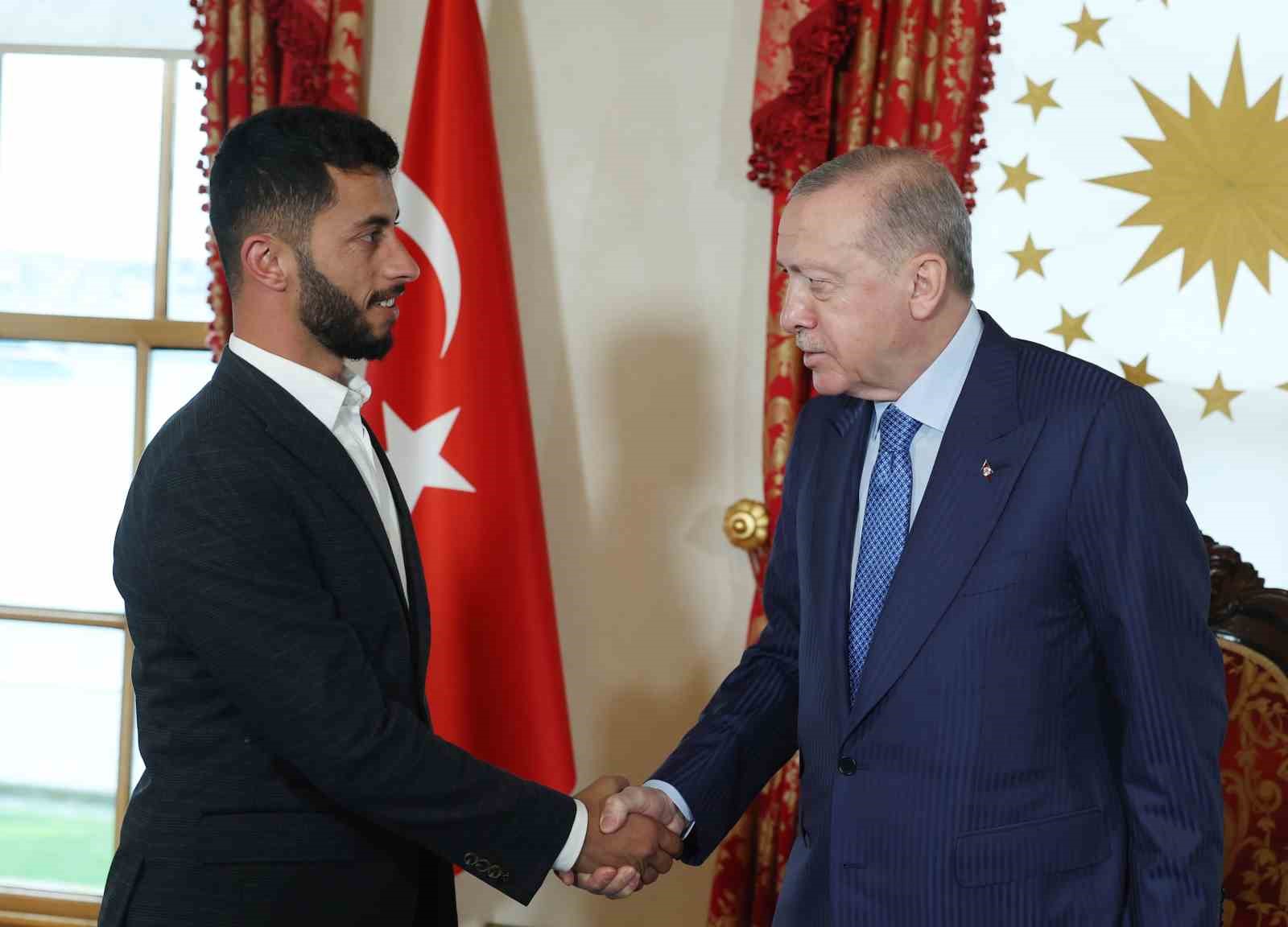 cumhurbaskani erdogan oscar odullu filistinli yonetmen basel adrayi kabul etti 0 kl2Wt3j1