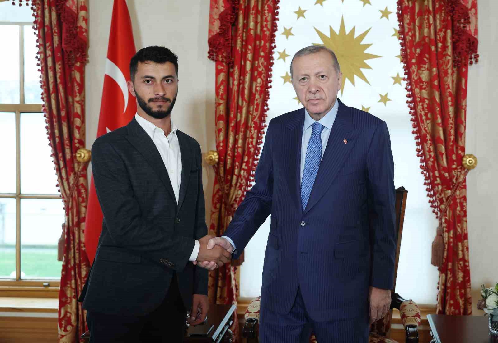 cumhurbaskani erdogan oscar odullu filistinli yonetmen basel adrayi kabul etti 1