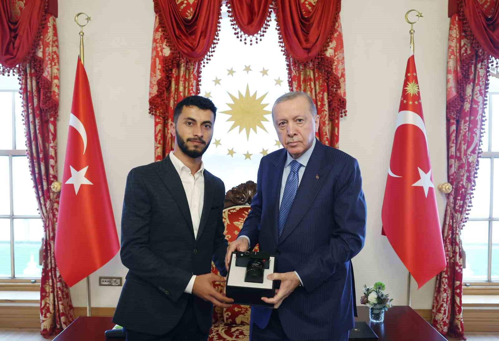 cumhurbaskani erdogan oscar odullu filistinli yonetmen basel adrayi kabul etti 2 9qVOyN9W