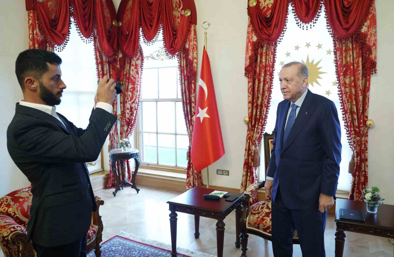 cumhurbaskani erdogan oscar odullu filistinli yonetmen basel adrayi kabul etti 3