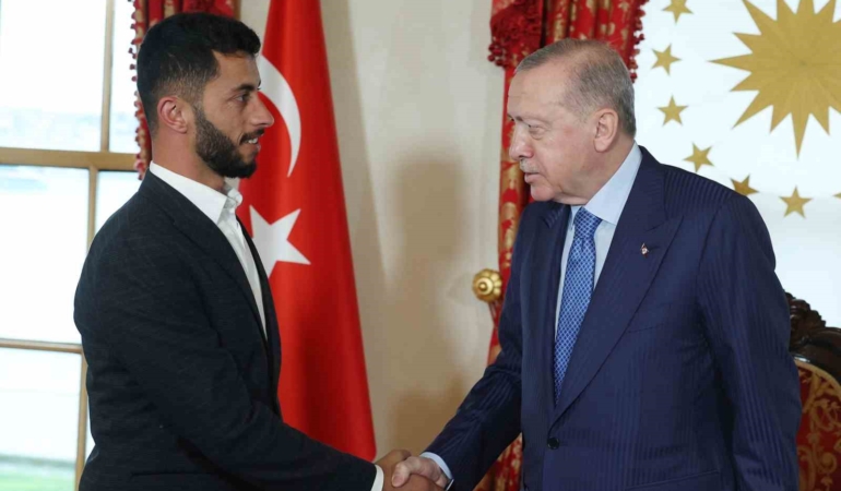 cumhurbaskani-erdogan-oscar-odullu-filistinli-yonetmen-basel-adrayi-kabul-etti-gj84Tvnf.jpg