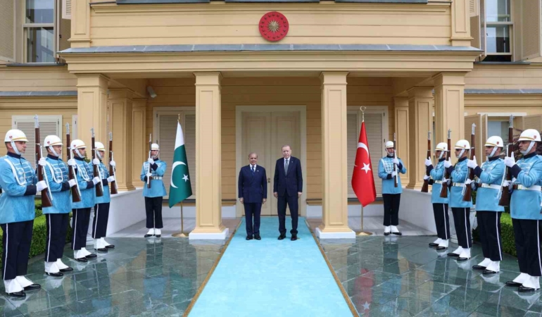 cumhurbaskani-erdogan-pakistan-basbakani-serifi-resmi-torenle-karsiladi-evQqgUU4.jpg