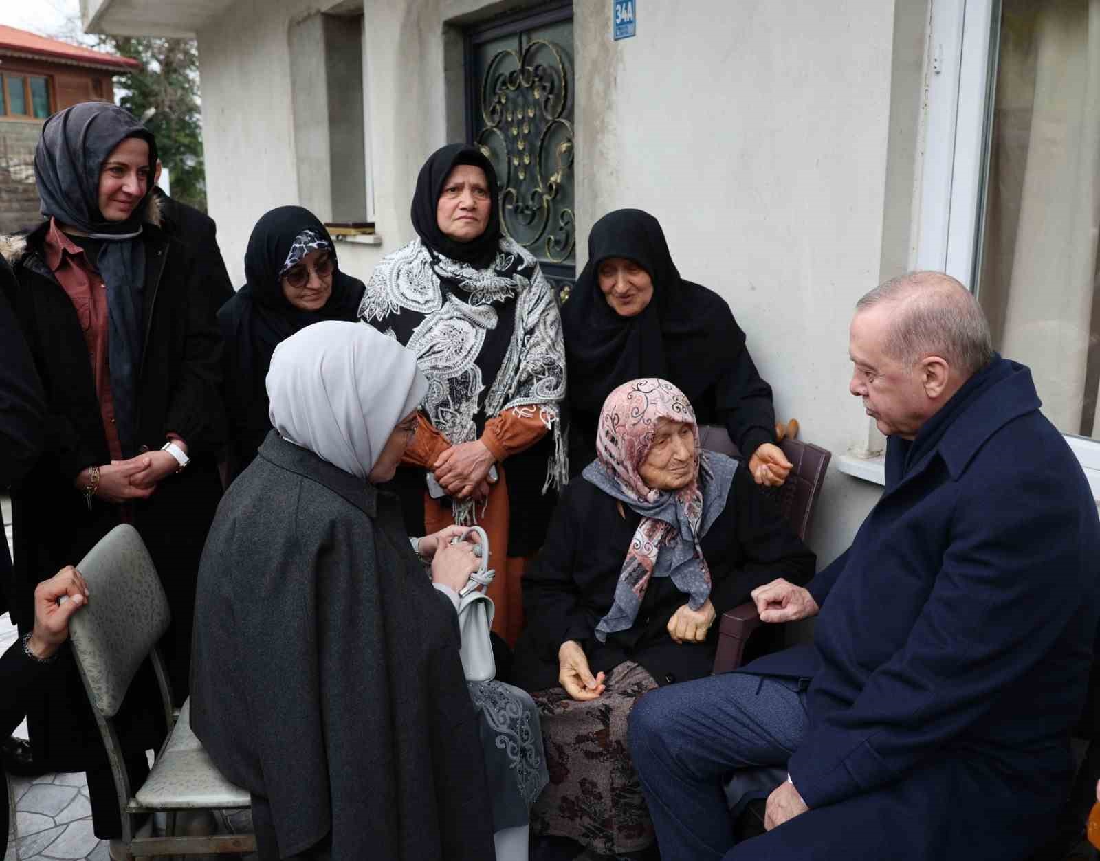 cumhurbaskani erdogan rizede komsulariyla bayramlasti 0 QUv9zEfM