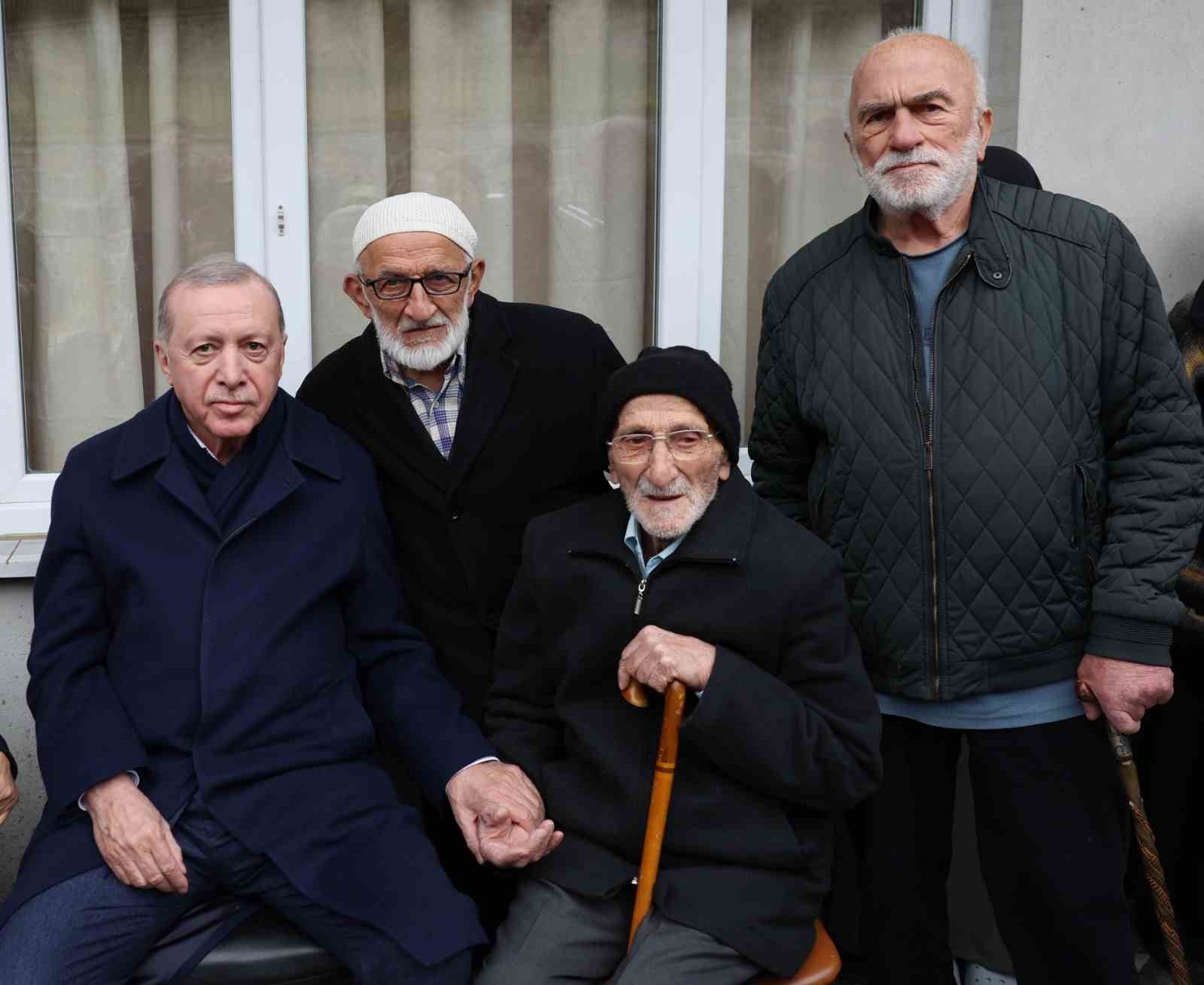cumhurbaskani erdogan rizede komsulariyla bayramlasti 2 D5rdD3MB