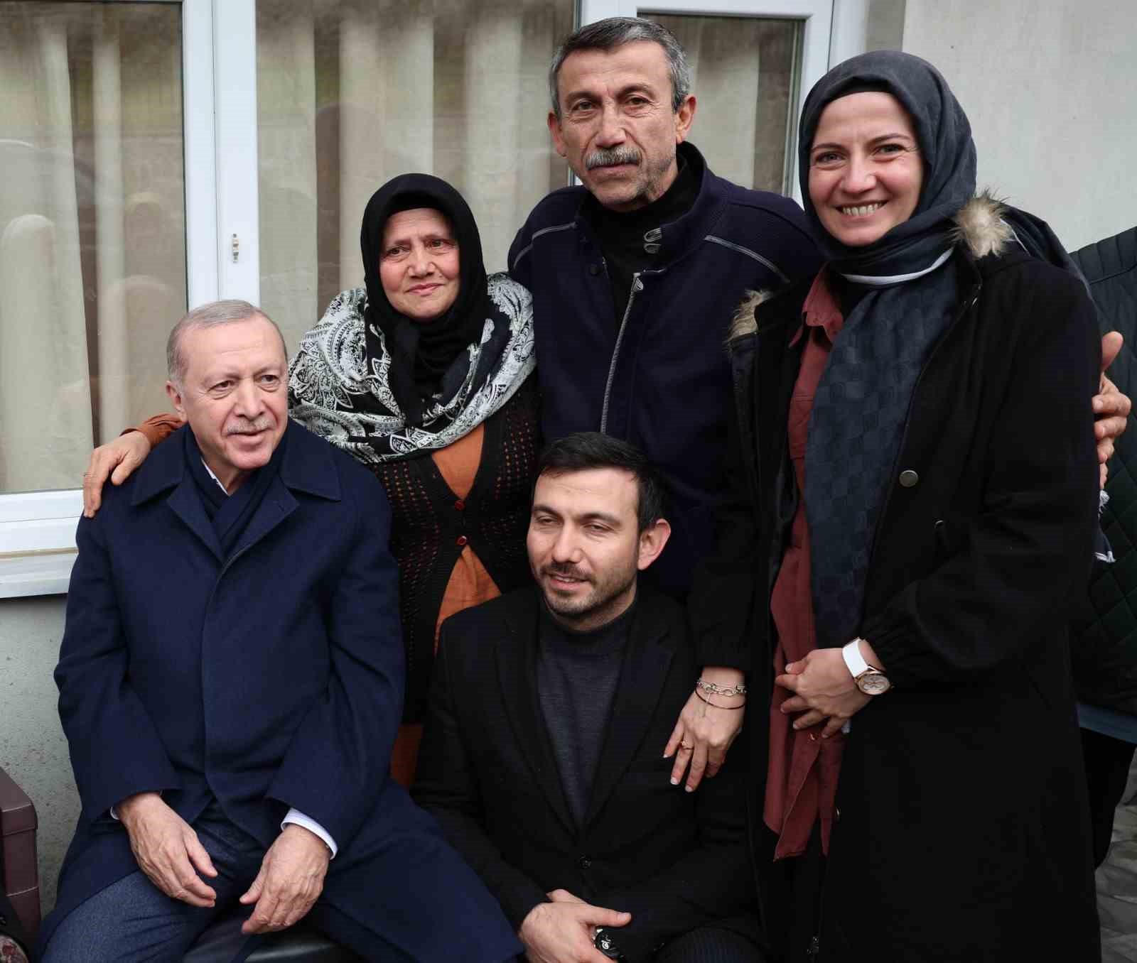 cumhurbaskani erdogan rizede komsulariyla bayramlasti 3 73C9FnNX