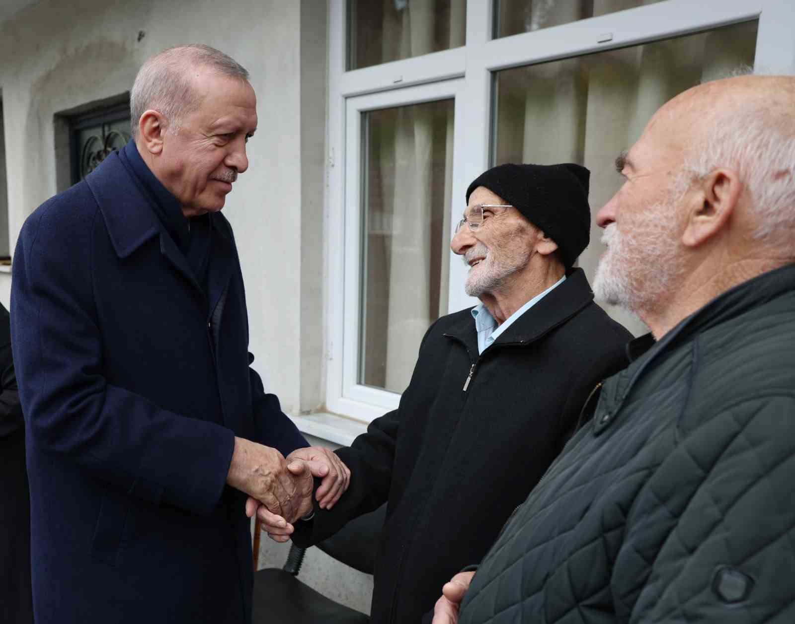 cumhurbaskani erdogan rizede komsulariyla bayramlasti 4 Cle1v4JF