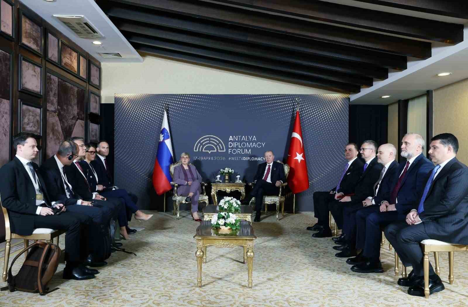 Cumhurbaşkanı Erdoğan Slovenya Cumhurbaşkanı Natasa Pirc Musar ile görüştü 5 cumhurbaskani erdogan slovenya cumhurbaskani natasa pirc musar ile gorustu 1 ECSQrMpL