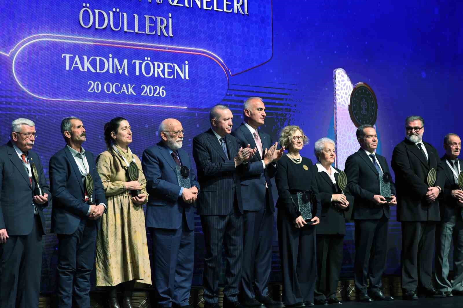 cumhurbaskani erdogan son 23 yilda yurt disina kacirilan 13 bin 448 eserin ulkemize iadesini A6TvVmVD