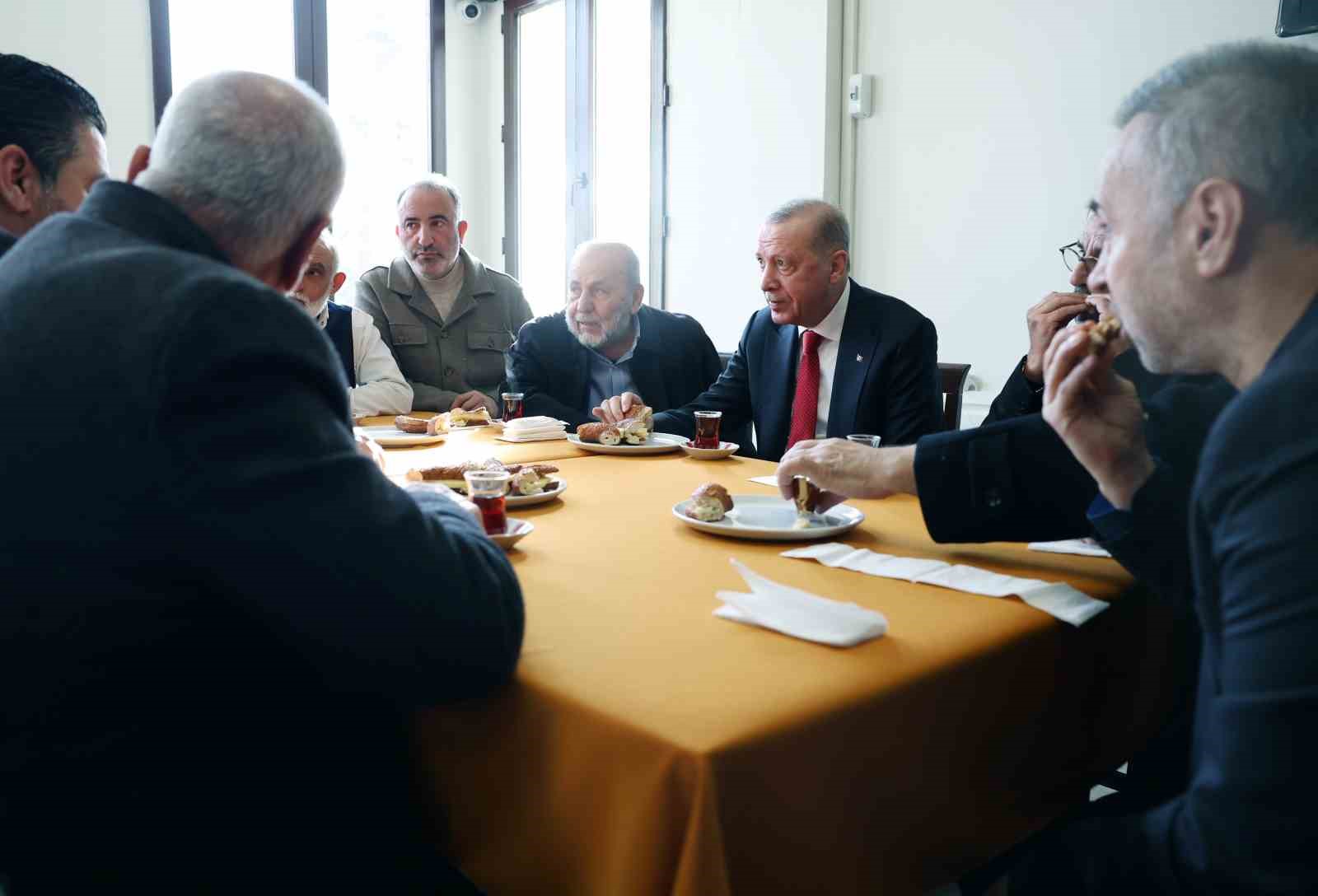 cumhurbaskani erdogan spor kulubunu ziyaret etti 2 mRvSvgqi