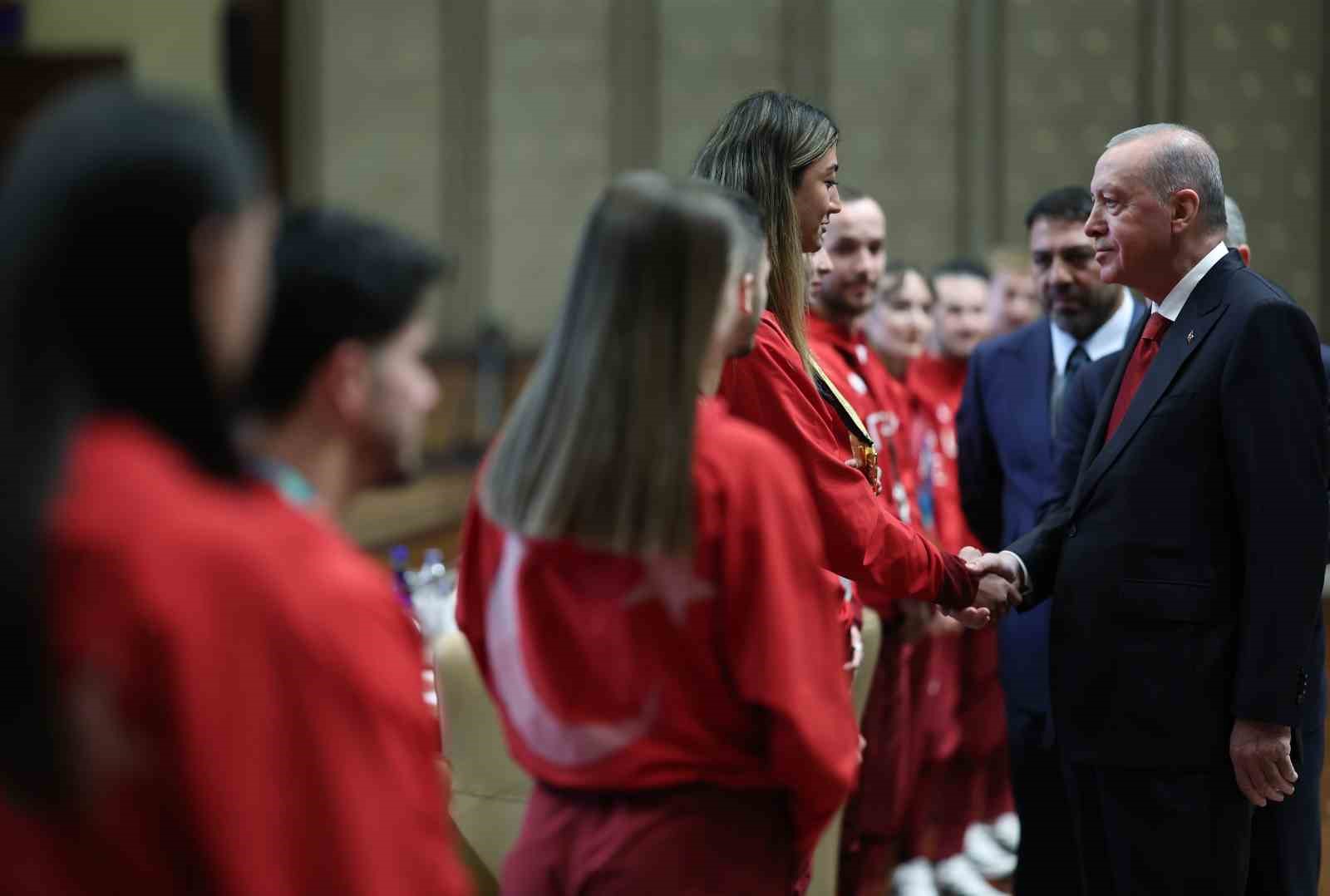 Cumhurbaşkanı Erdoğan: "Sporda da Türkiye Yüzyılı hedeflerimize ulaşmak için büyük bir çaba harcıyoruz" 4 cumhurbaskani erdogan sporda da turkiye yuzyili hedeflerimize ulasmak icin buyuk bir caba harciyoruz 0 kg7aFyN1