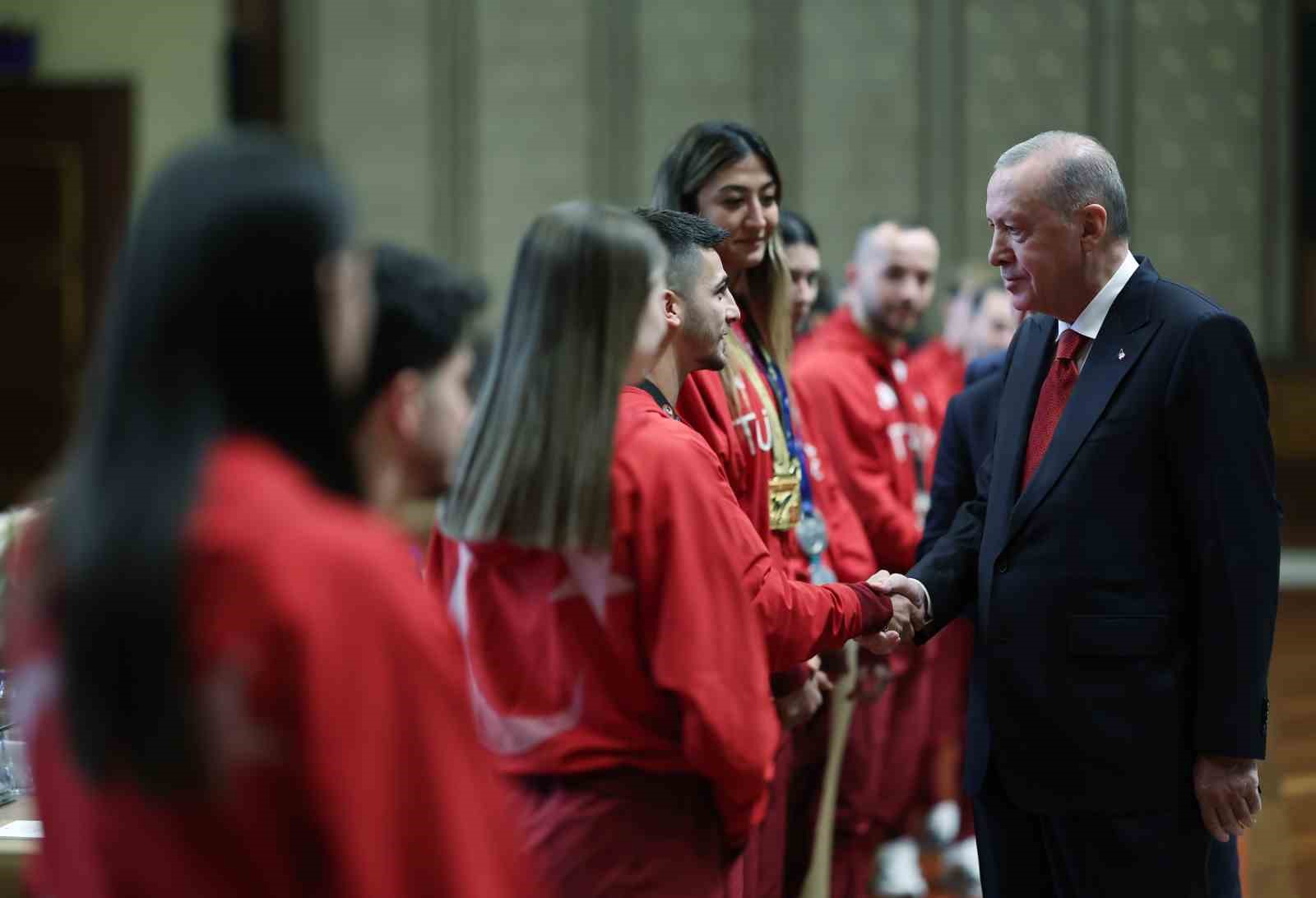 Cumhurbaşkanı Erdoğan: "Sporda da Türkiye Yüzyılı hedeflerimize ulaşmak için büyük bir çaba harcıyoruz" 5 cumhurbaskani erdogan sporda da turkiye yuzyili hedeflerimize ulasmak icin buyuk bir caba harciyoruz 1 93pzVJfd