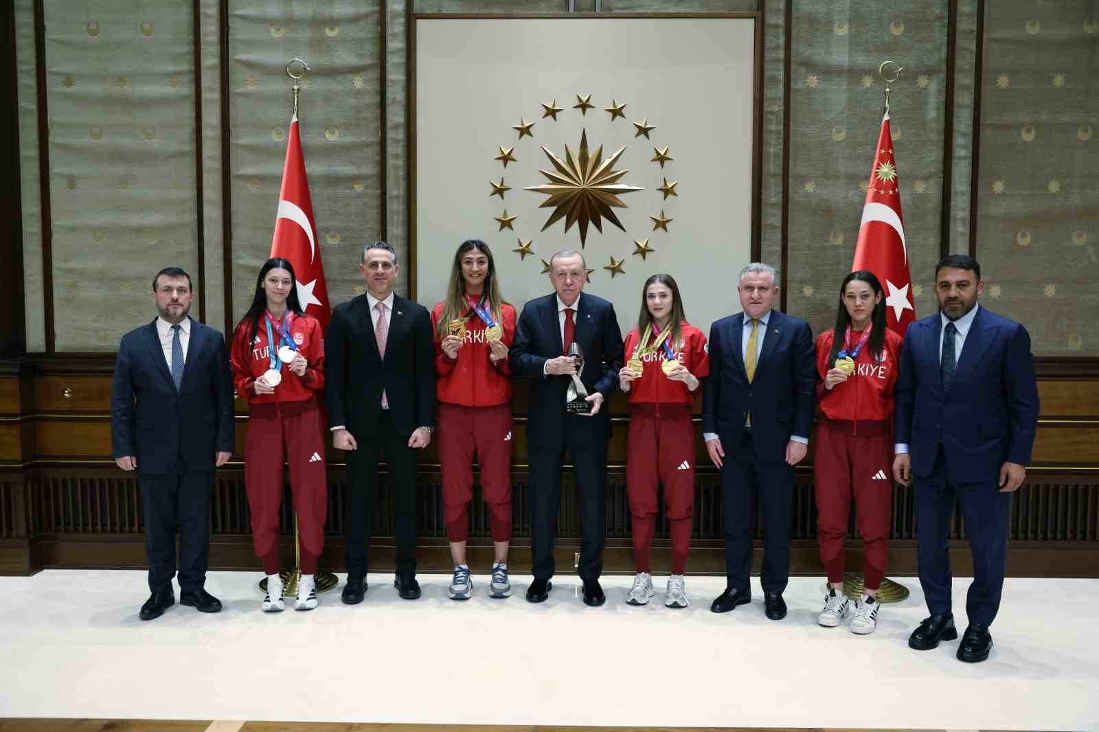 Cumhurbaşkanı Erdoğan: "Sporda da Türkiye Yüzyılı hedeflerimize ulaşmak için büyük bir çaba harcıyoruz" 15 cumhurbaskani erdogan sporda da turkiye yuzyili hedeflerimize ulasmak icin buyuk bir caba harciyoruz 11 FBsbP9WX
