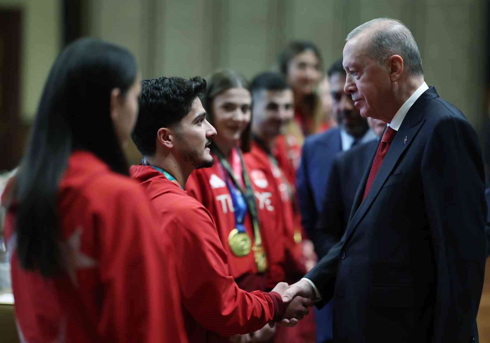 Cumhurbaşkanı Erdoğan: "Sporda da Türkiye Yüzyılı hedeflerimize ulaşmak için büyük bir çaba harcıyoruz" 6 cumhurbaskani erdogan sporda da turkiye yuzyili hedeflerimize ulasmak icin buyuk bir caba harciyoruz 2 XAdQIlUM