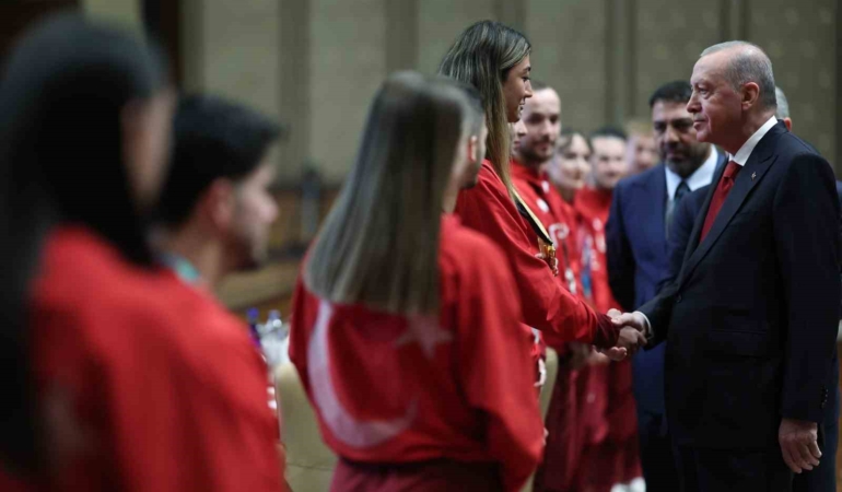 cumhurbaskani-erdogan-sporda-da-turkiye-yuzyili-hedeflerimize-ulasmak-icin-buyuk-bir-caba-harciyoruz-arFSSLtB.jpg