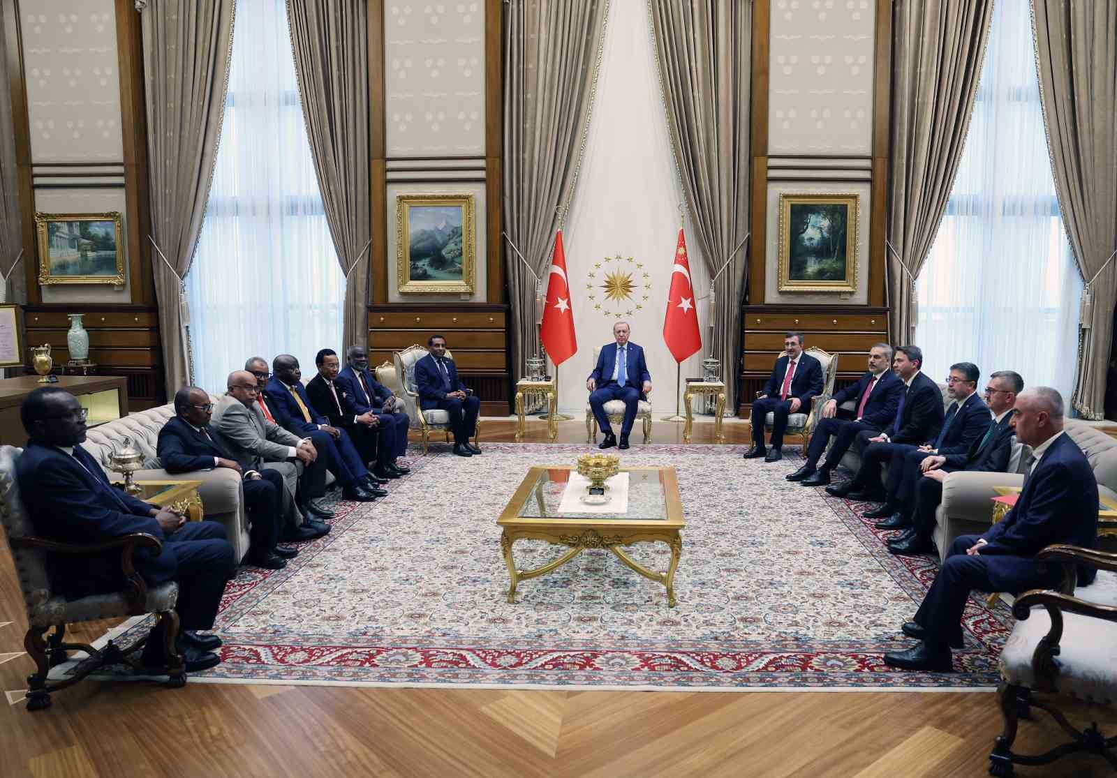 Cumhurbaşkanı Erdoğan, Sudan Başbakanı Kamil İdris’i kabul etti 5 cumhurbaskani erdogan sudan basbakani kamil idrisi kabul etti 1 aVVhrnjI