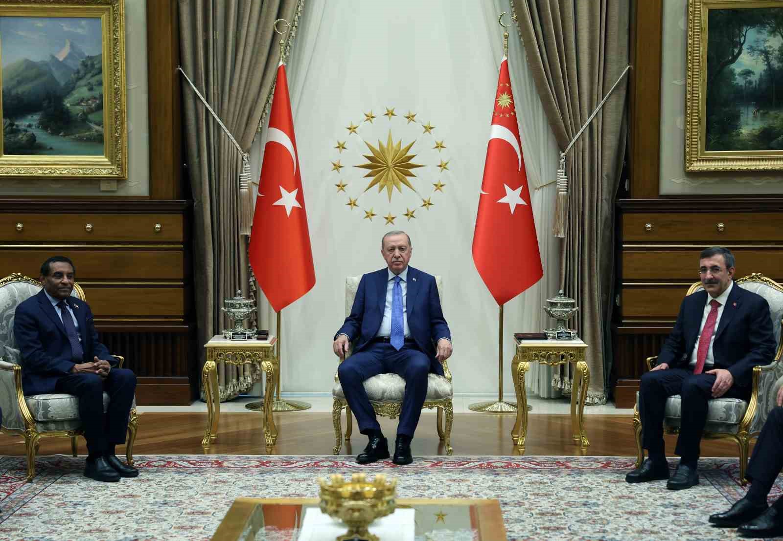 Cumhurbaşkanı Erdoğan, Sudan Başbakanı Kamil İdris’i kabul etti 6 cumhurbaskani erdogan sudan basbakani kamil idrisi kabul etti 2