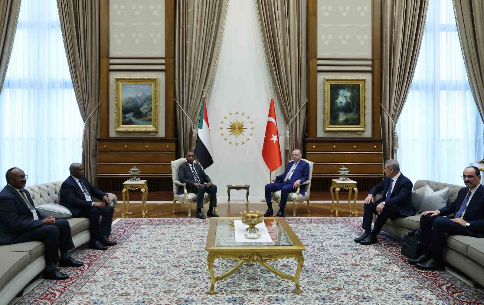 cumhurbaskani erdogan sudan egemenlik konseyi baskani el burhan ile gorustu 2 4MRqic2M